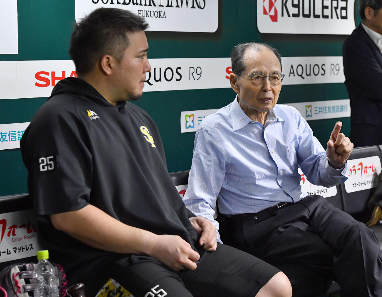 ソフトバンク対楽天　練習中、山川（左）と話す王球団会長（撮影・岩下翔太）