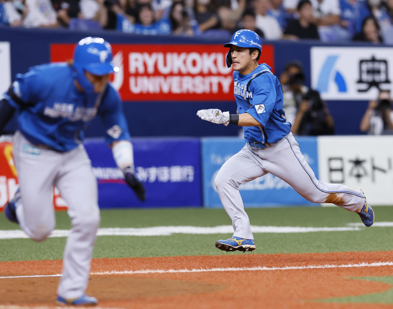 オリックス対日本ハム　5回表日本ハム1死一、三塁、田宮（左）のスクイズで生還する水野（撮影・藤尾明華）