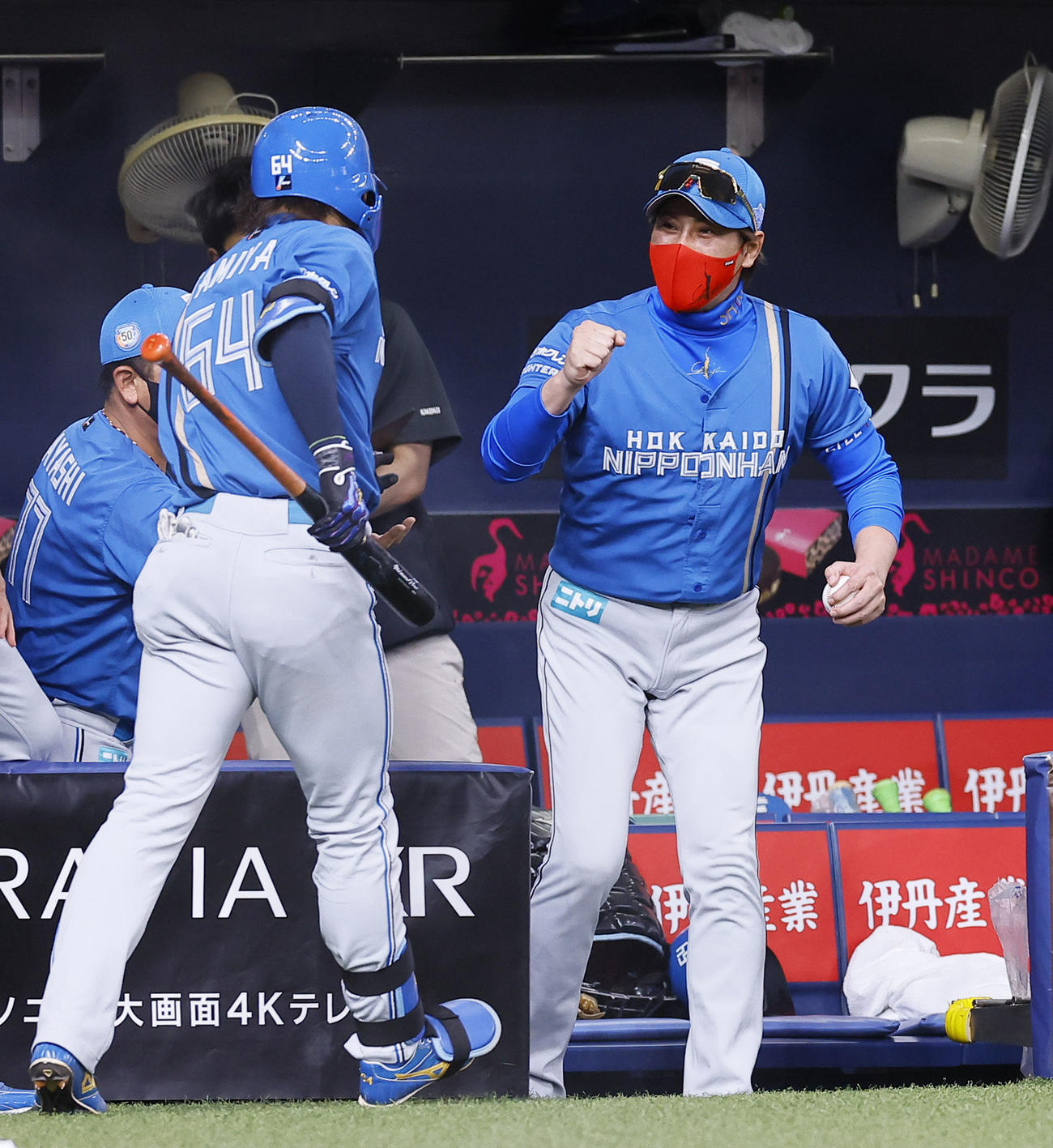 オリックス対日本ハム　5回表日本ハム1死一、三塁、スクイズを決めた田宮を出迎える新庄監督（撮影・藤尾明華）
