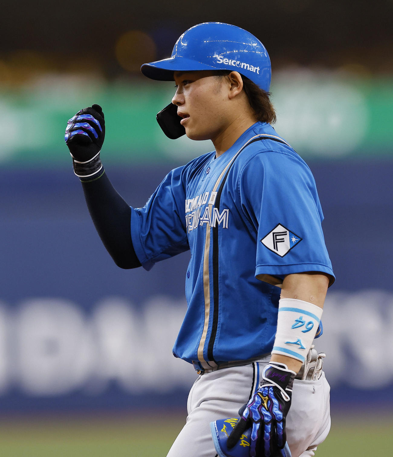 オリックス対日本ハム　8回表日本ハム1死、セーフティーバントを決めた田宮（撮影・藤尾明華）