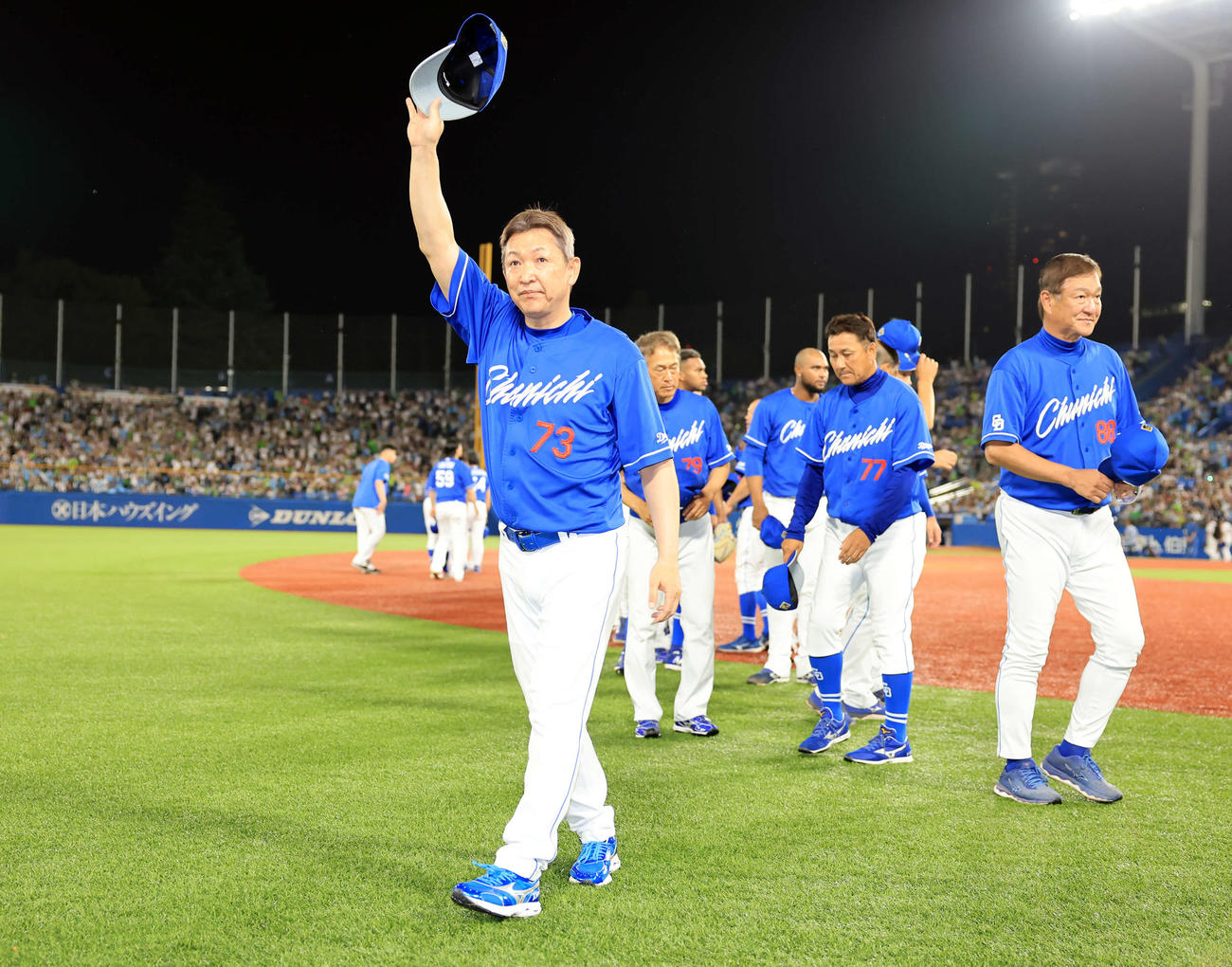 ヤクルト対中日　連勝で神宮球場最終戦を終え、スタンドの声援にあいさつする中日立浪和義監督（撮影・浅見桂子）
