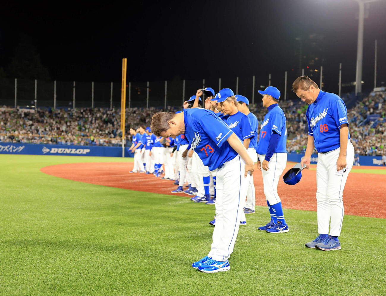 ヤクルト対中日　連勝で神宮球場最終戦を終え、スタンドの声援に一礼する中日立浪監督（撮影・浅見桂子）
