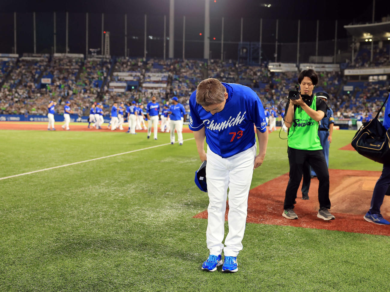 ヤクルト対中日　連勝で神宮球場最終戦を終え、スタンドの声援に一礼する中日立浪監督（撮影・浅見桂子）