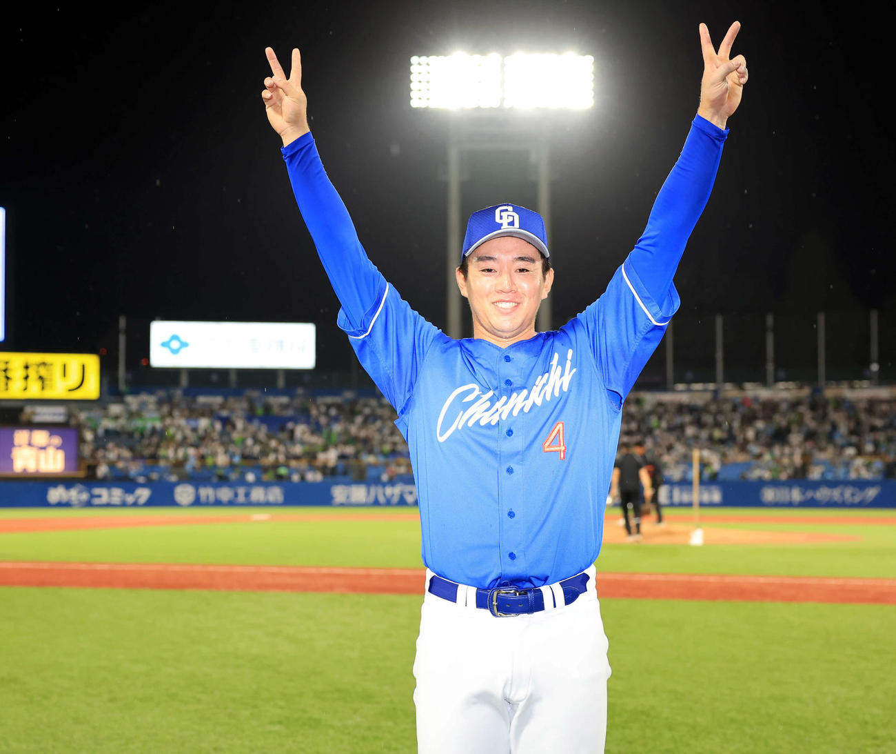 ヤクルト対中日　決勝打の中日鵜飼は笑顔でダブルVサイン（撮影・浅見桂子）