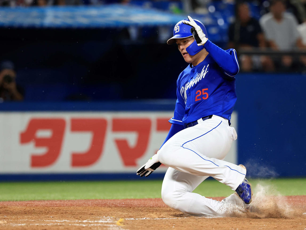 ヤクルト対中日　5回表中日2死満塁、鵜飼の2点適時打で生還した石川昂（撮影・浅見桂子）