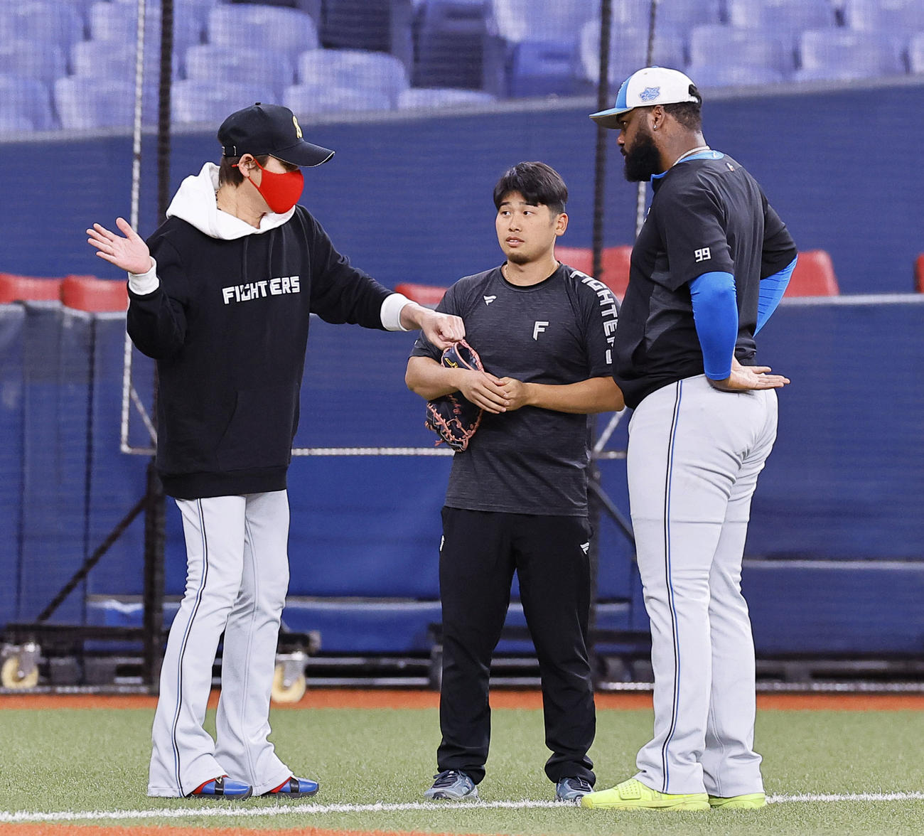 オリックス対日本ハム　レイエスに指導する日本ハム新庄監督（左）（撮影・藤尾明華）