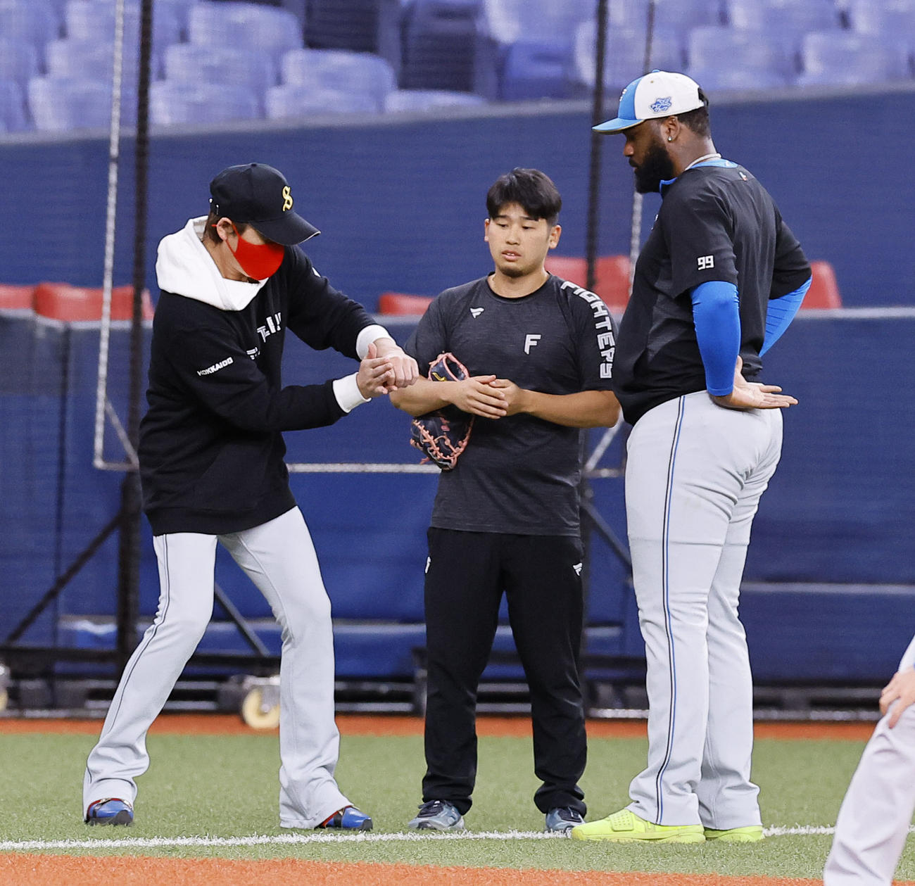 オリックス対日本ハム　レイエスに指導する日本ハム新庄監督（左）（撮影・藤尾明華）
