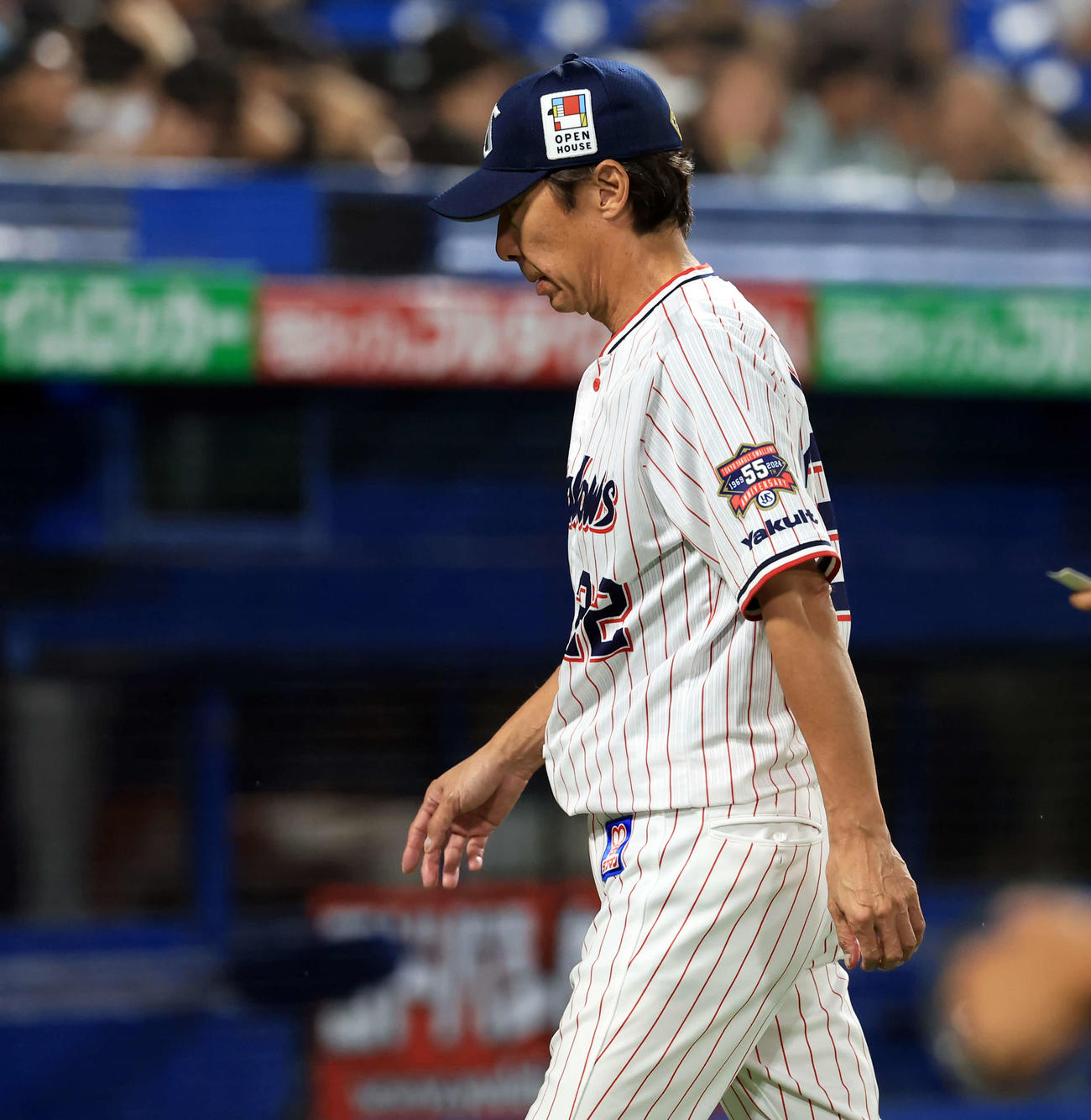 ヤクルト対中日　9回表中日の攻撃前、投手交代を告げうつむき気味に引き揚げる高津監督（撮影・浅見桂子）