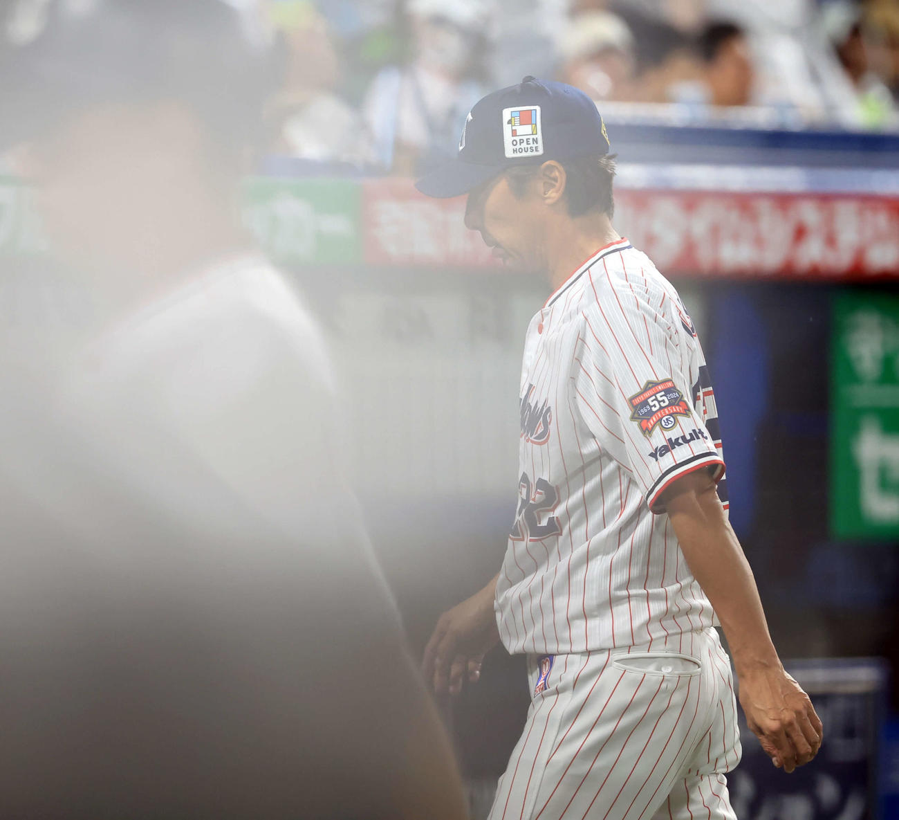 ヤクルト対中日　9回表中日の攻撃前、投手交代を告げうつむき気味に引き揚げる高津監督（撮影・浅見桂子）
