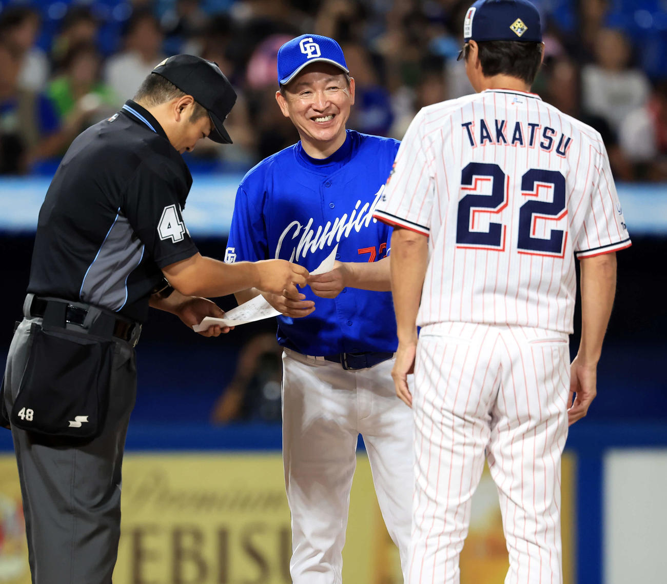 ヤクルト対中日　ヤクルト高津監督（手前）とのメンバー最終確認で笑顔の中日立浪監督（撮影・浅見桂子）