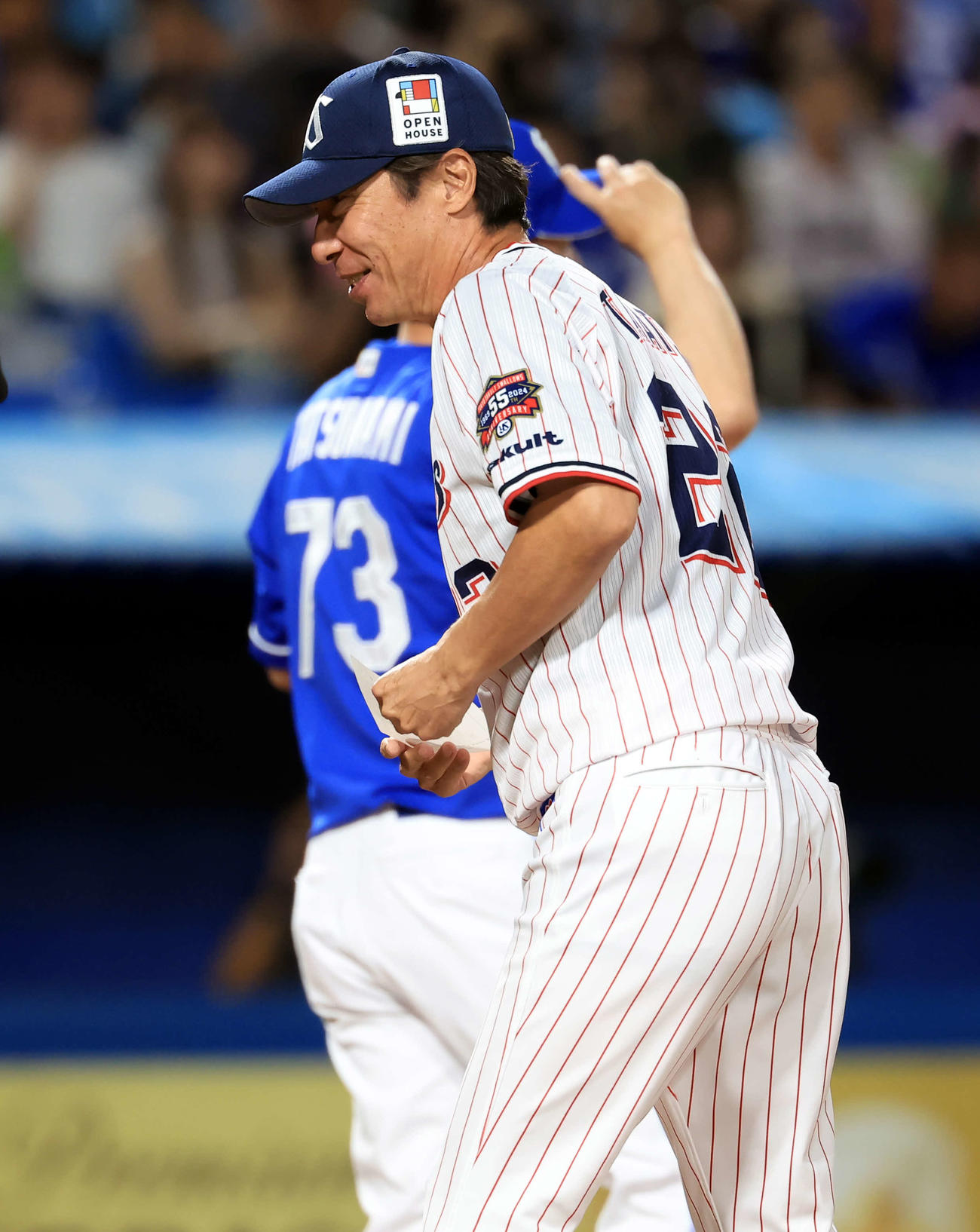 ヤクルト対中日　中日立浪監督とメンバー最終確認を終えベンチに戻るヤクルト高津監督（撮影・浅見桂子）