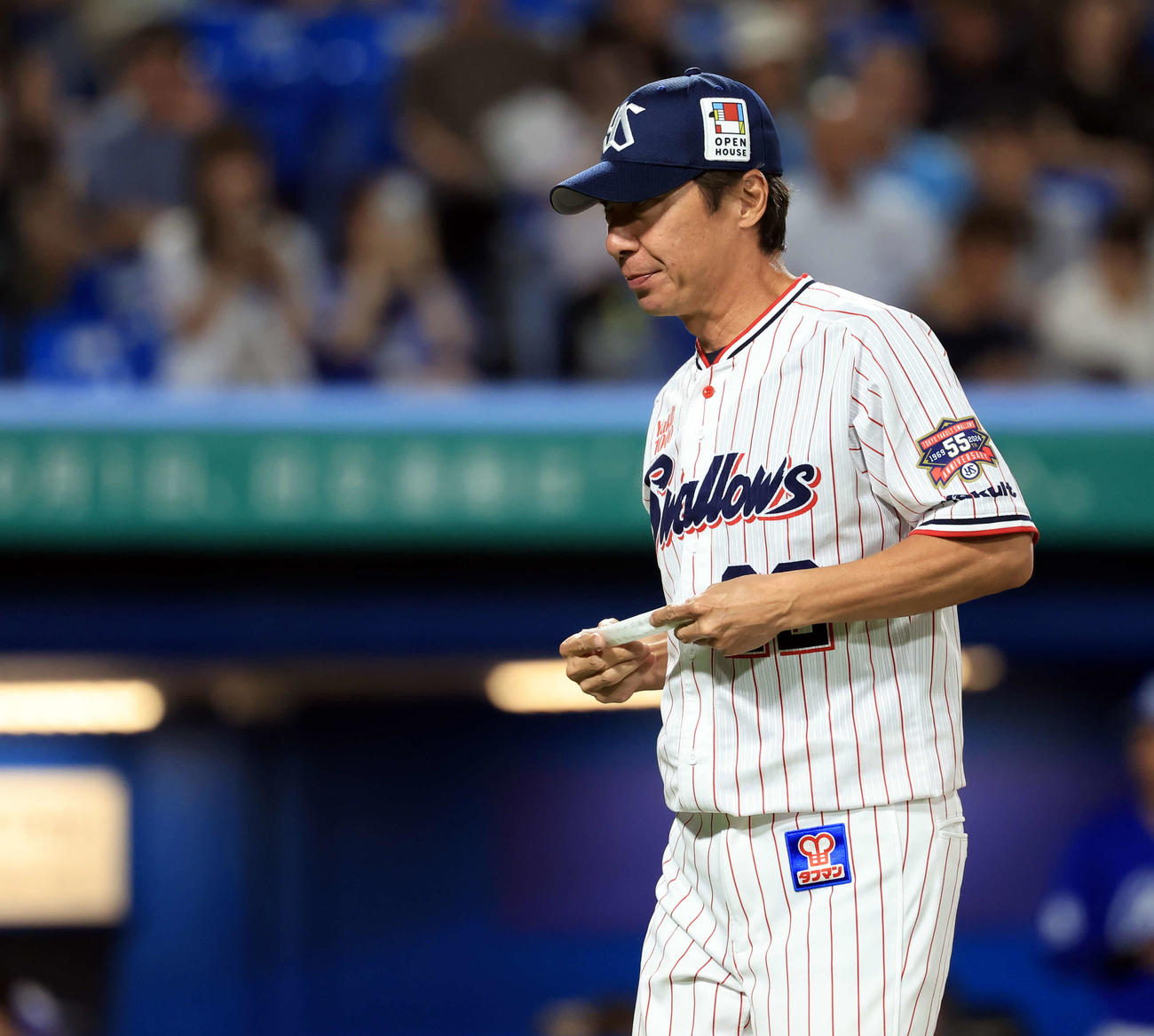 ヤクルト対中日　メンバー最終確認を終えベンチに戻るヤクルト高津監督（撮影・浅見桂子）