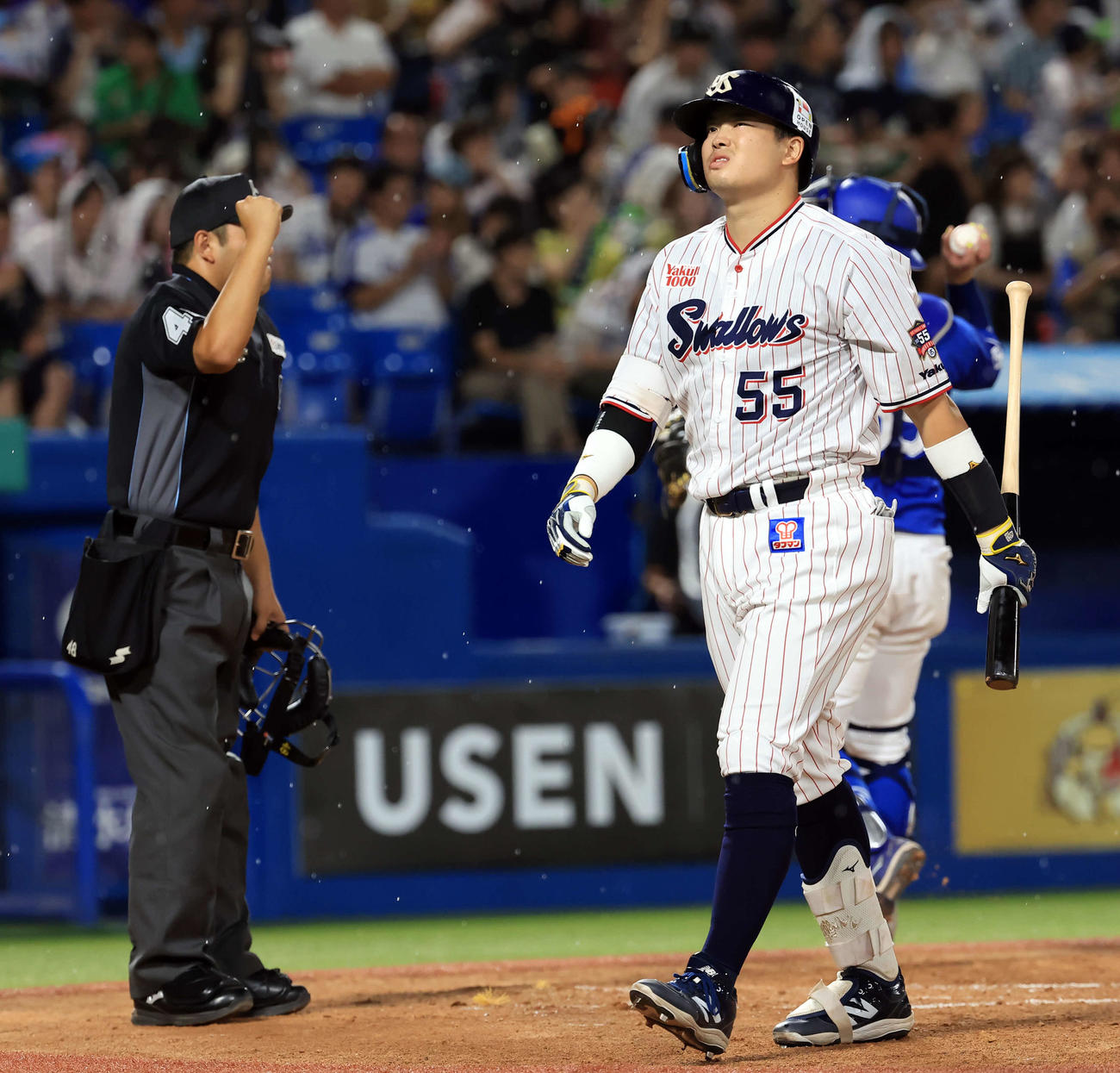 ヤクルト対中日　1回裏ヤクルト2死一塁、村上は三振に倒れ悔しがる（撮影・浅見桂子）