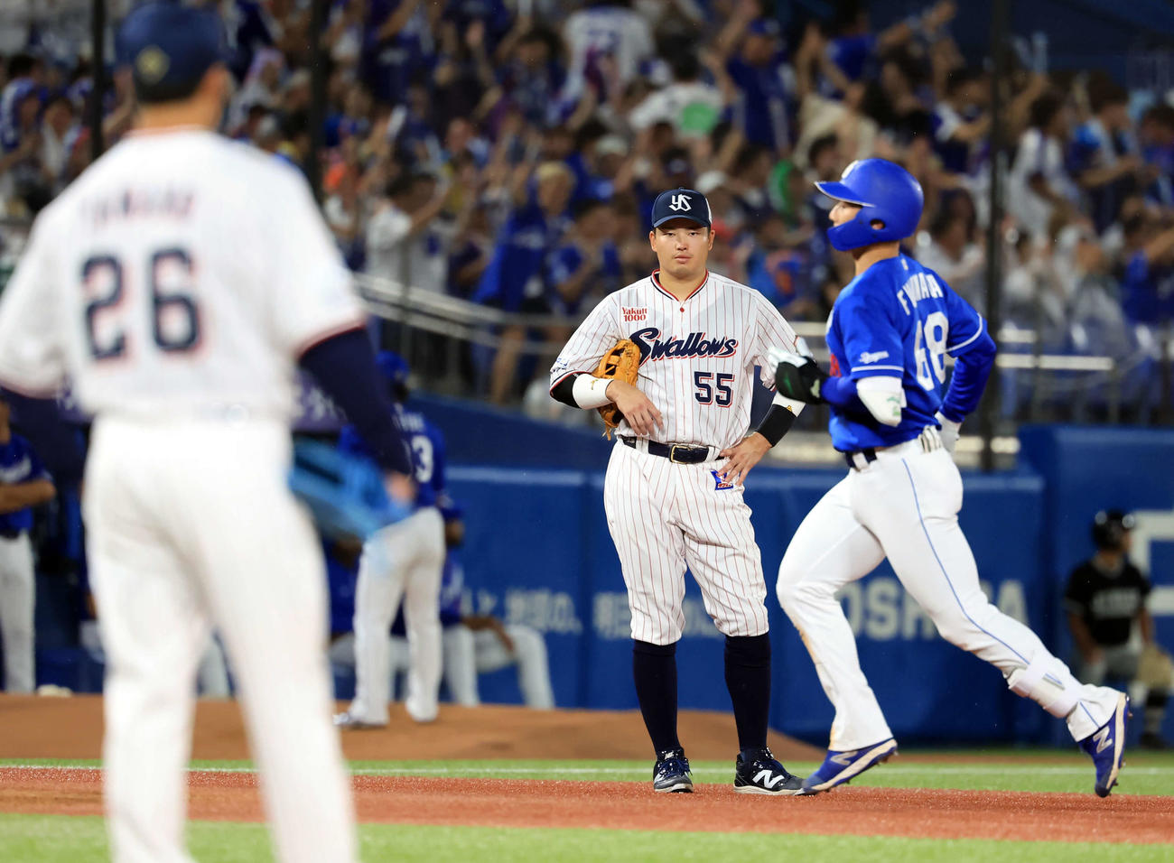 ヤクルト対中日　3回表中日無死一塁、福永（右）が左越え2点本塁打を放ち、走塁を見つめる村上（中央）。手前は山野（撮影・浅見桂子）