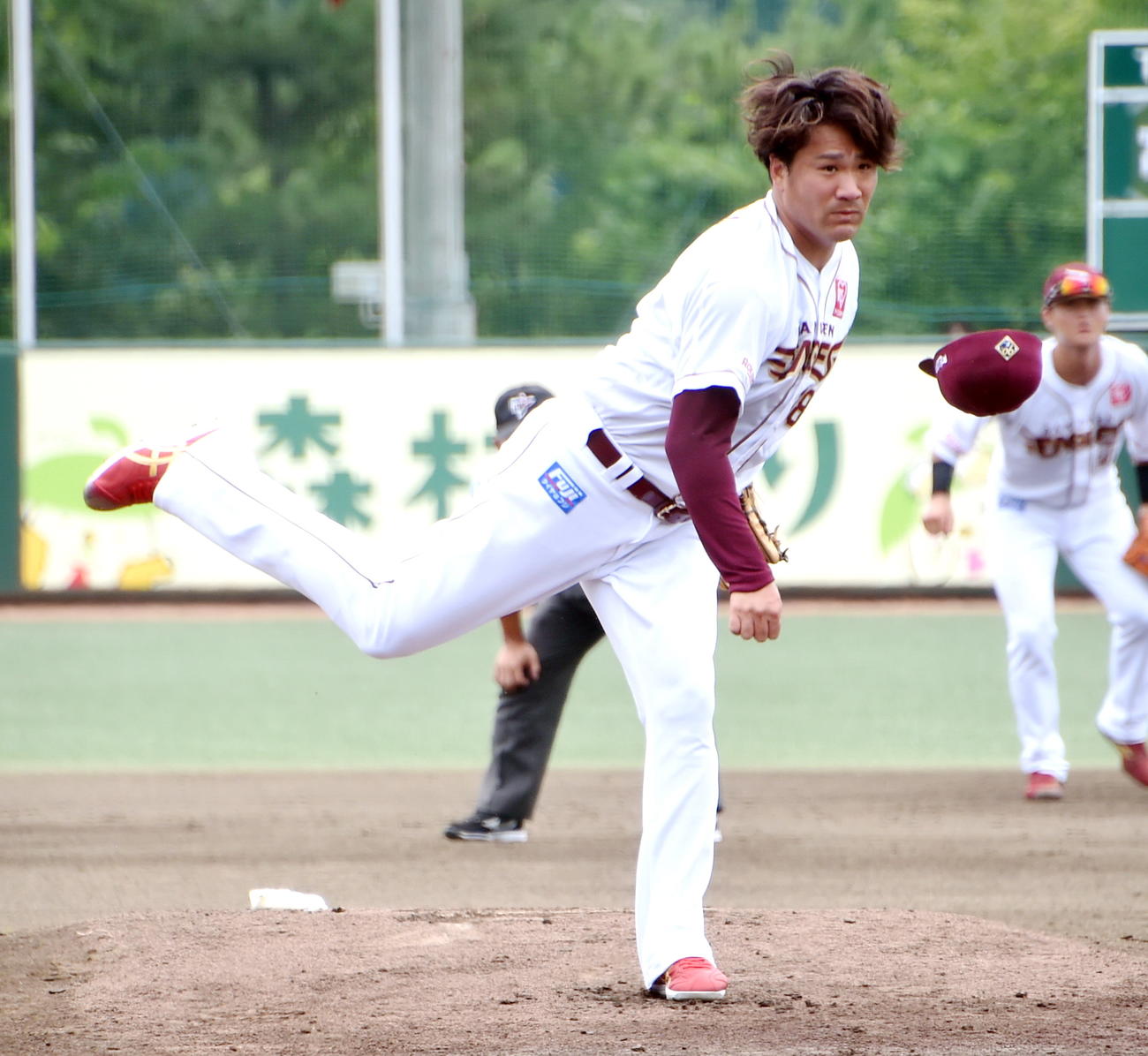 楽天対富士大　帽子を飛ばしながら力投する楽天田中将＝2024年8月7日