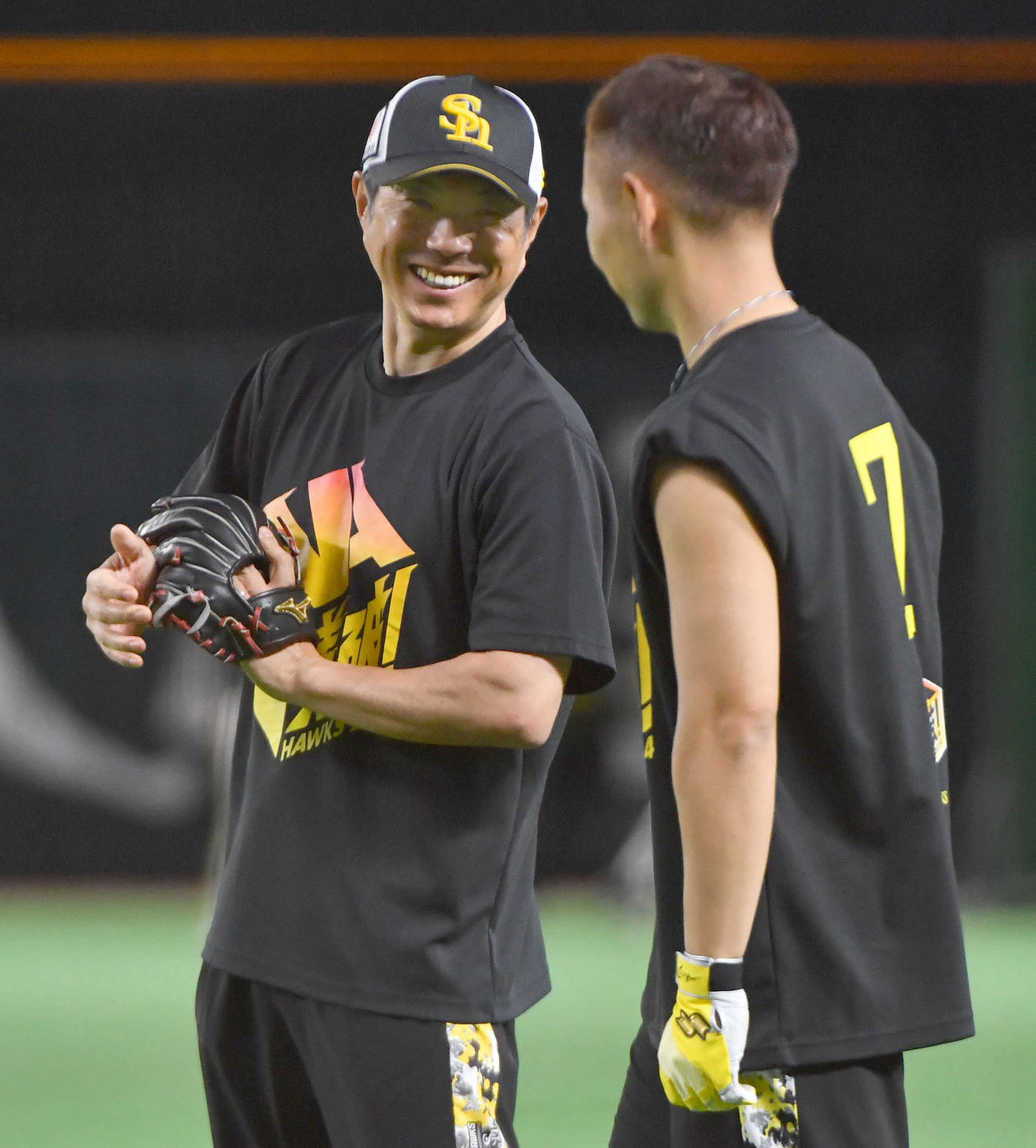 ソフトバンク対楽天　中村晃（右）と談笑する小久保監督（撮影・岩下翔太）