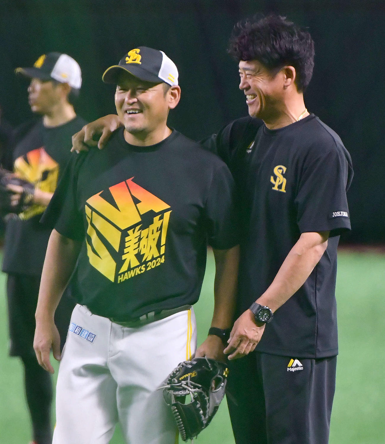 ソフトバンク対楽天　倉野コーチ（左）と談笑する城島特別アドバイザー（撮影・岩下翔太）