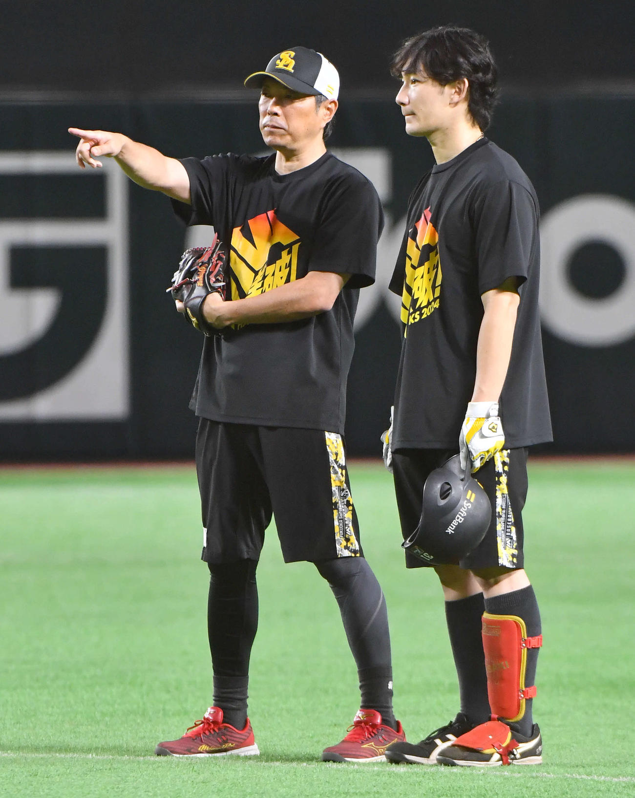 ソフトバンク対楽天　正木（右）と話す小久保監督（撮影・岩下翔太）