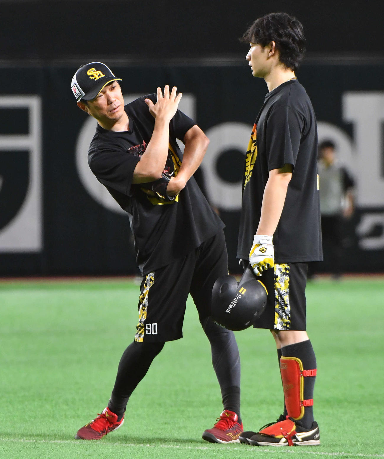 ソフトバンク対楽天　正木（右）に指導する小久保監督（撮影・岩下翔太）