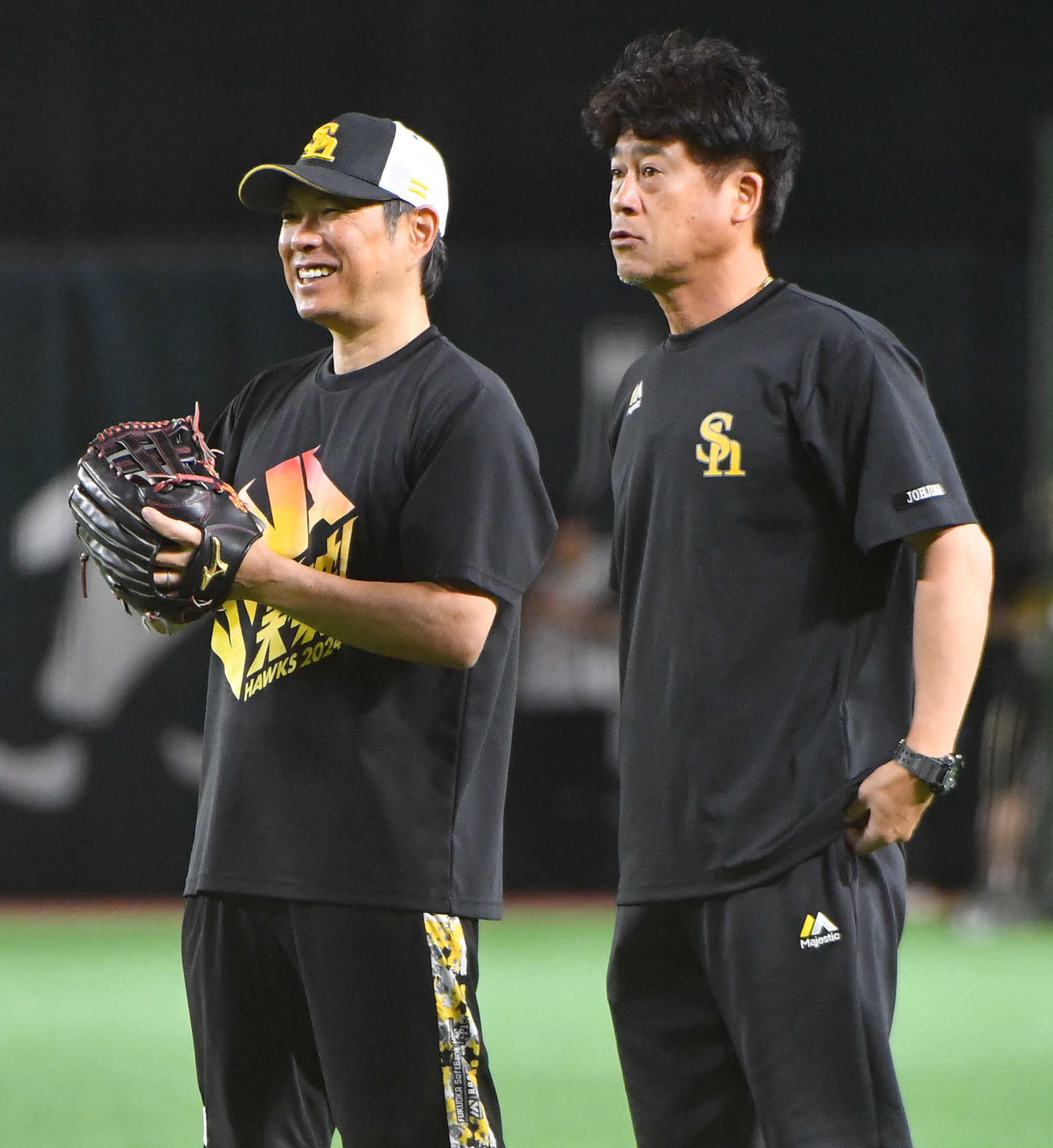 ソフトバンク対楽天　城島特別アドバイザー（右）と笑顔で話す小久保監督（撮影・岩下翔太）