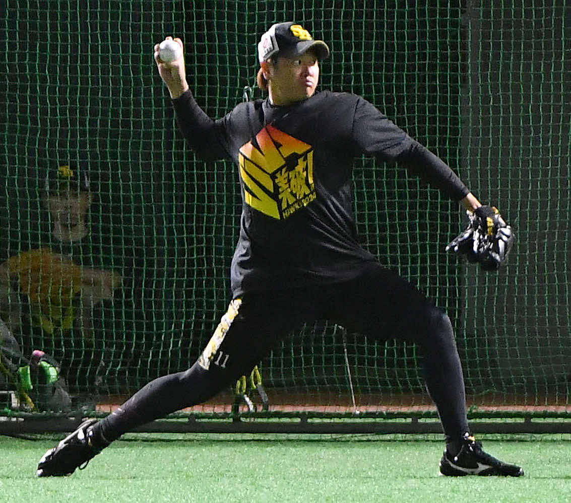 ソフトバンク対楽天　キャッチボールを行う津森（撮影・岩下翔太）
