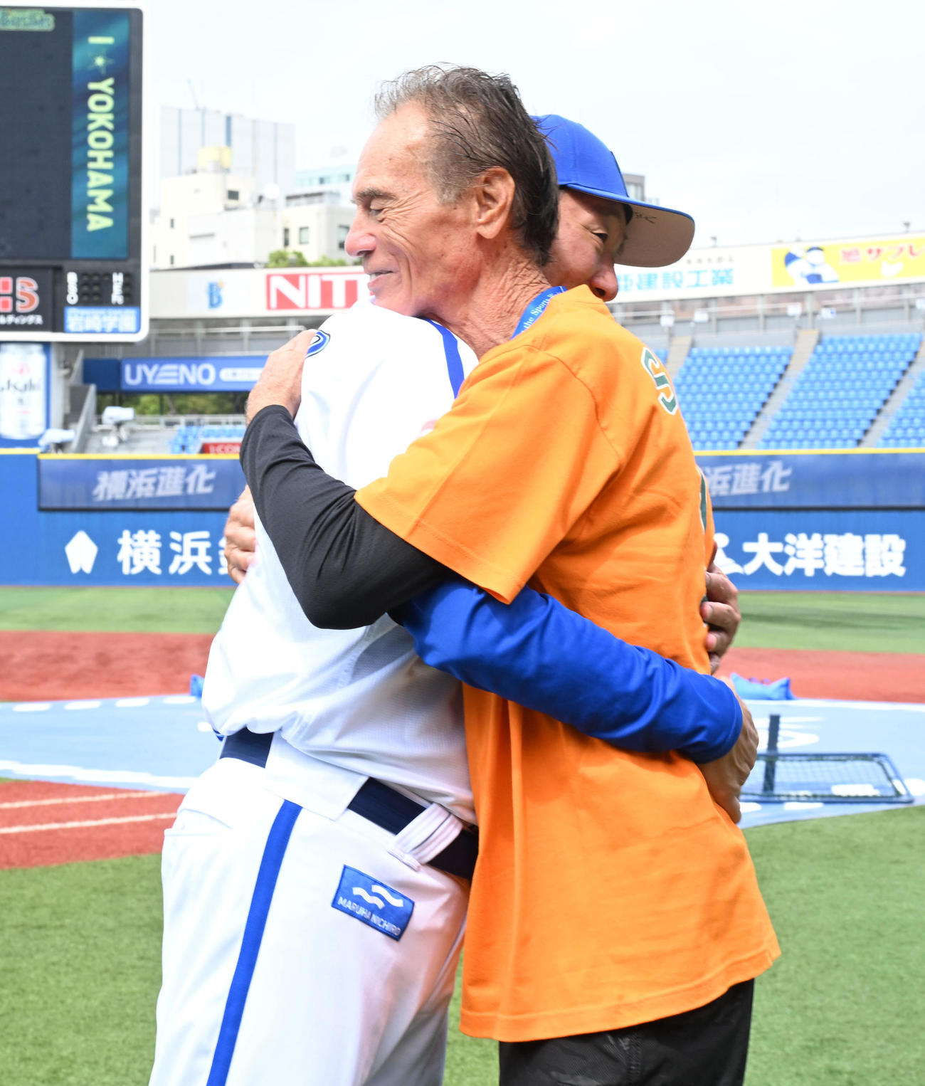DeNA対ヤクルト　記念撮影に応じるDeNA田代コーチと球団OBのジョン・シピンさん（撮影・千葉一成）