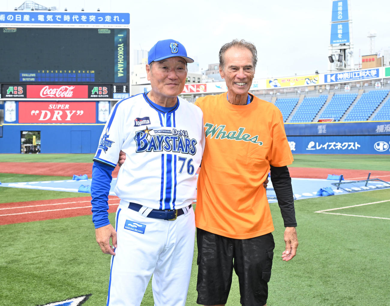 DeNA対ヤクルト　記念撮影に応じるDeNA田代コーチと球団OBのジョン・シピンさん（撮影・千葉一成）