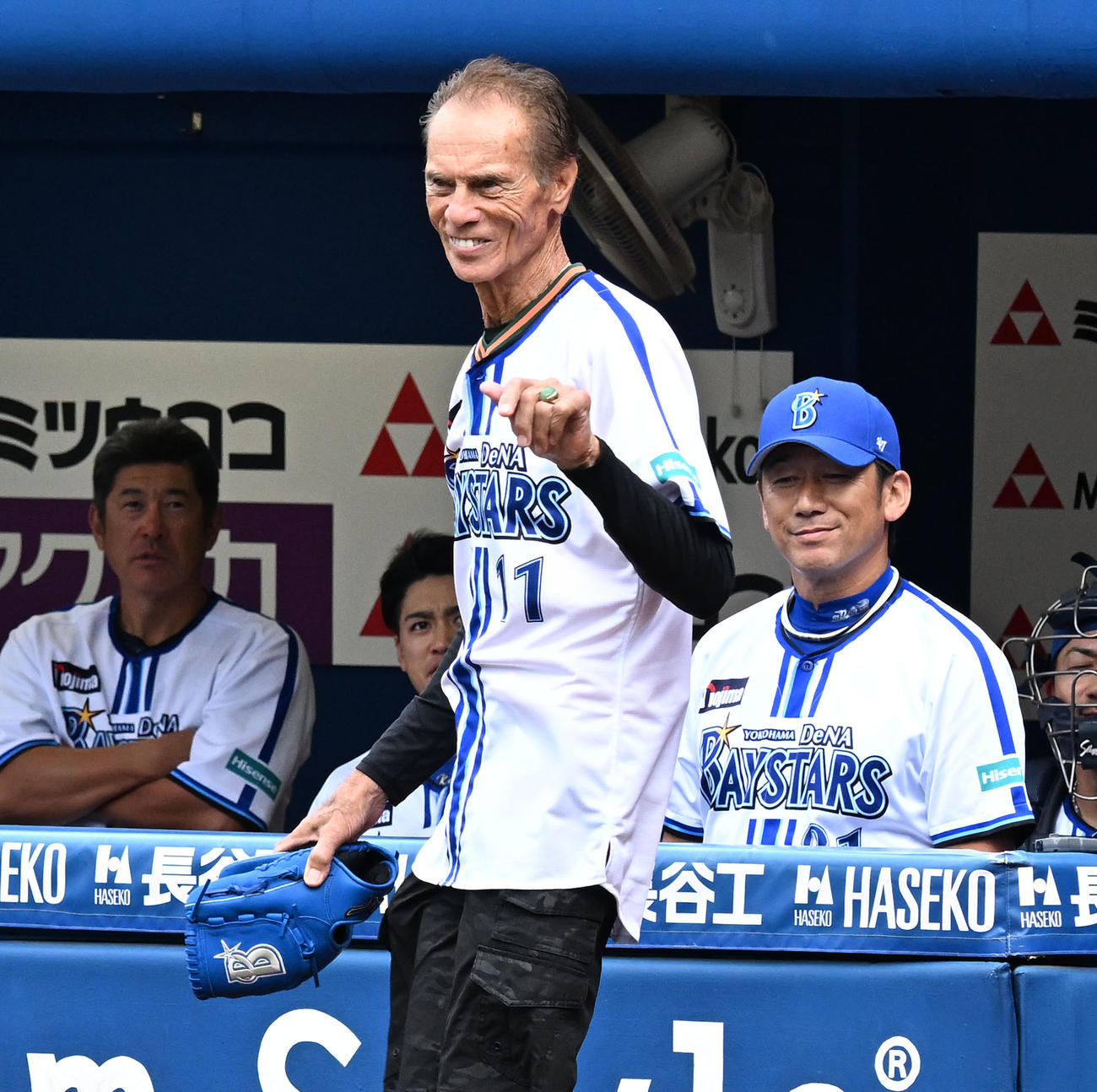 ＤｅＮＡ対ヤクルト　試合前のセレモニアルピッチに臨むシピンさん。右はＤｅＮＡ三浦監督（撮影・千葉一成）