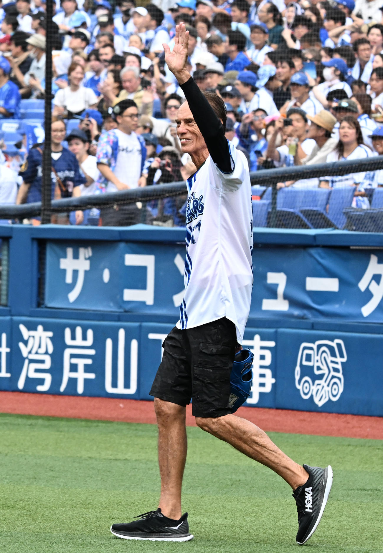 DeNA対ヤクルト　試合前のセレモニアルピッチに臨むシピンさん（撮影・千葉一成）