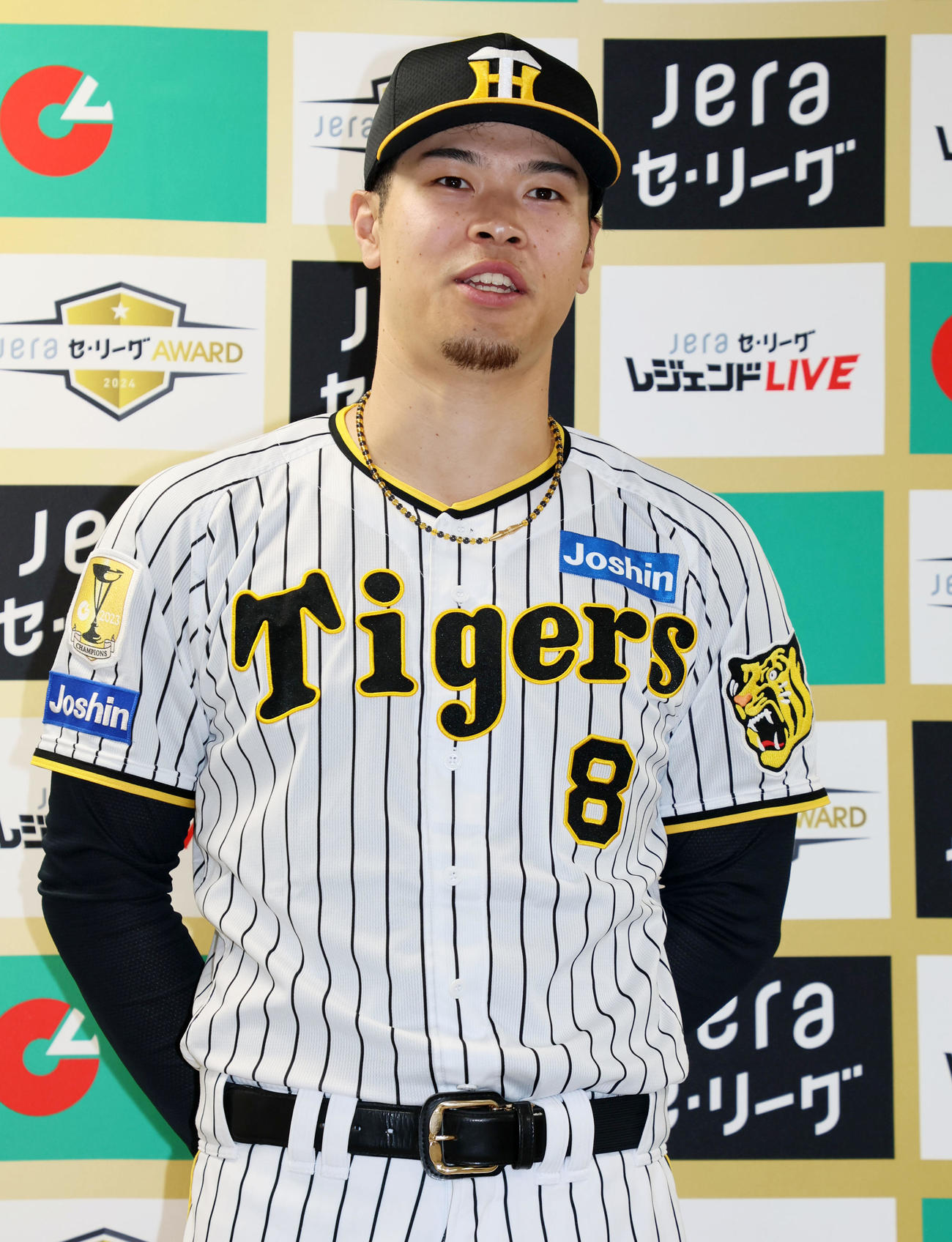 JERA8月度月間大賞を受賞し感想を語る佐藤輝（撮影・加藤哉）