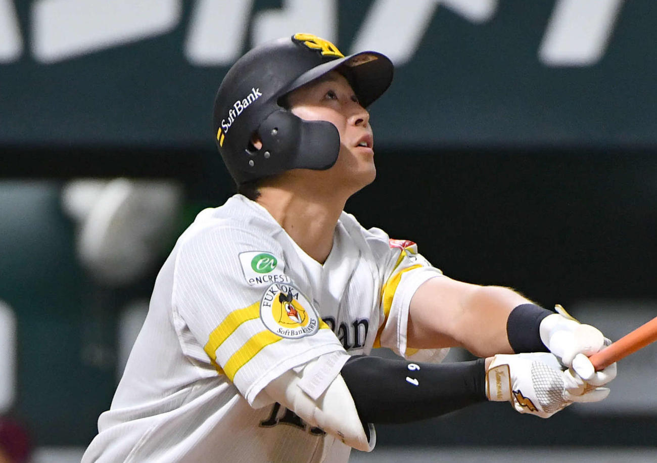 ソフトバンク対楽天　2回裏ソフトバンク1死一塁、川村は右越え2点本塁打を放つ（撮影・岩下翔太）