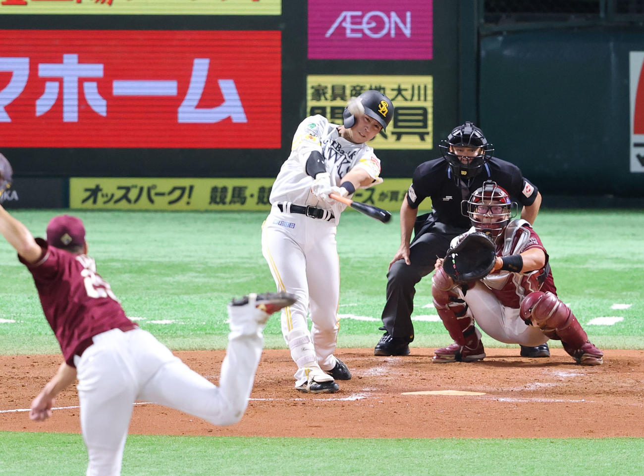 ソフトバンク対楽天　2回裏ソフトバンク1死一塁、川村は右越えに2点本塁打を放つ（撮影・梅根麻紀）
