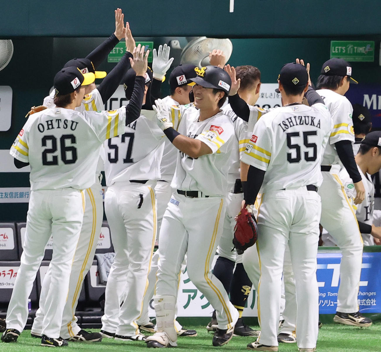 ソフトバンク対楽天　2回裏ソフトバンク1死一塁、川村は右越え2点本塁打を放ちベンチのナインとハイタッチ（撮影・梅根麻紀）