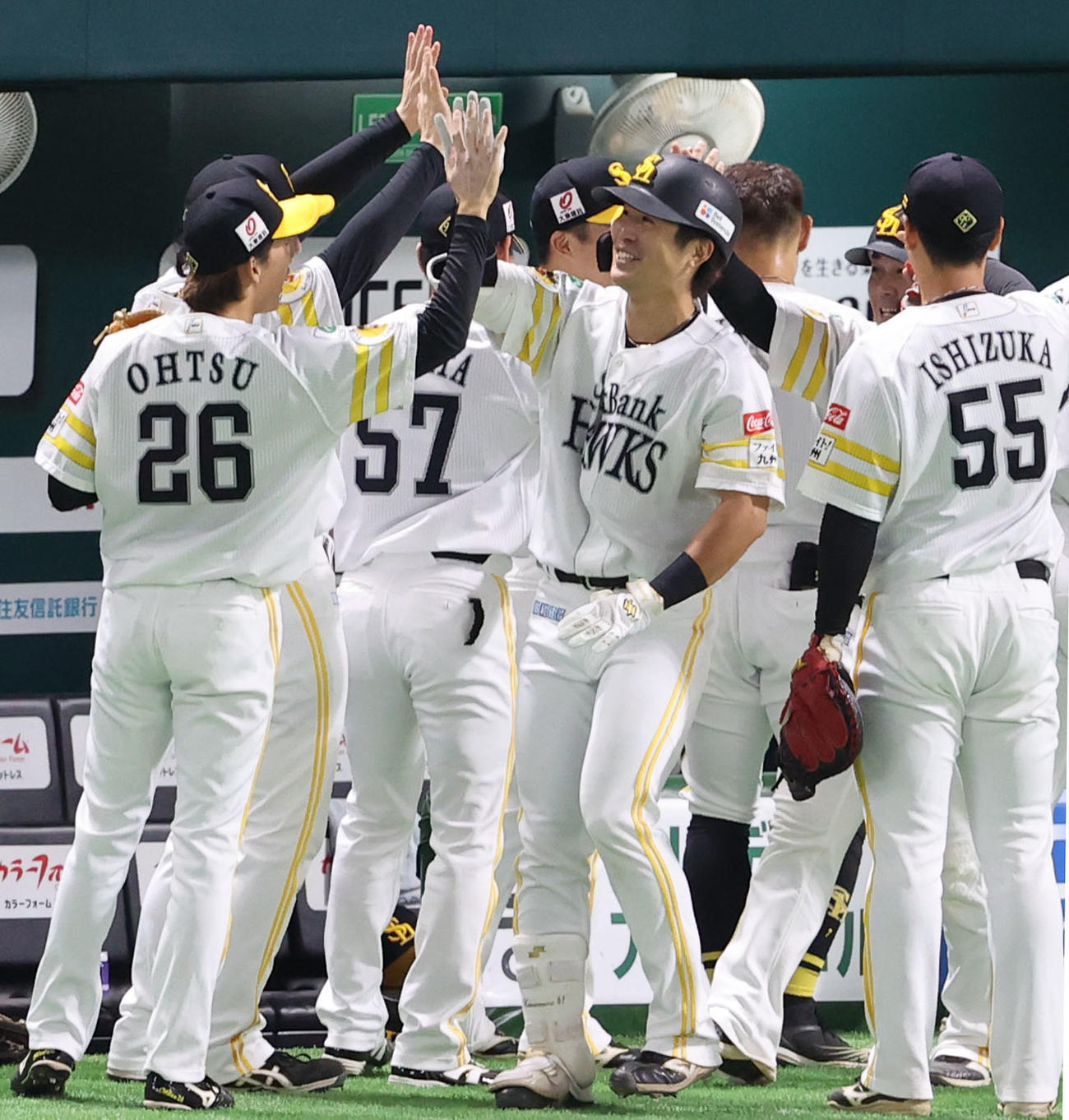 ソフトバンク対楽天　2回裏ソフトバンク1死一塁、川村は右越え2点本塁打を放ちベンチのナインとハイタッチ（撮影・梅根麻紀）