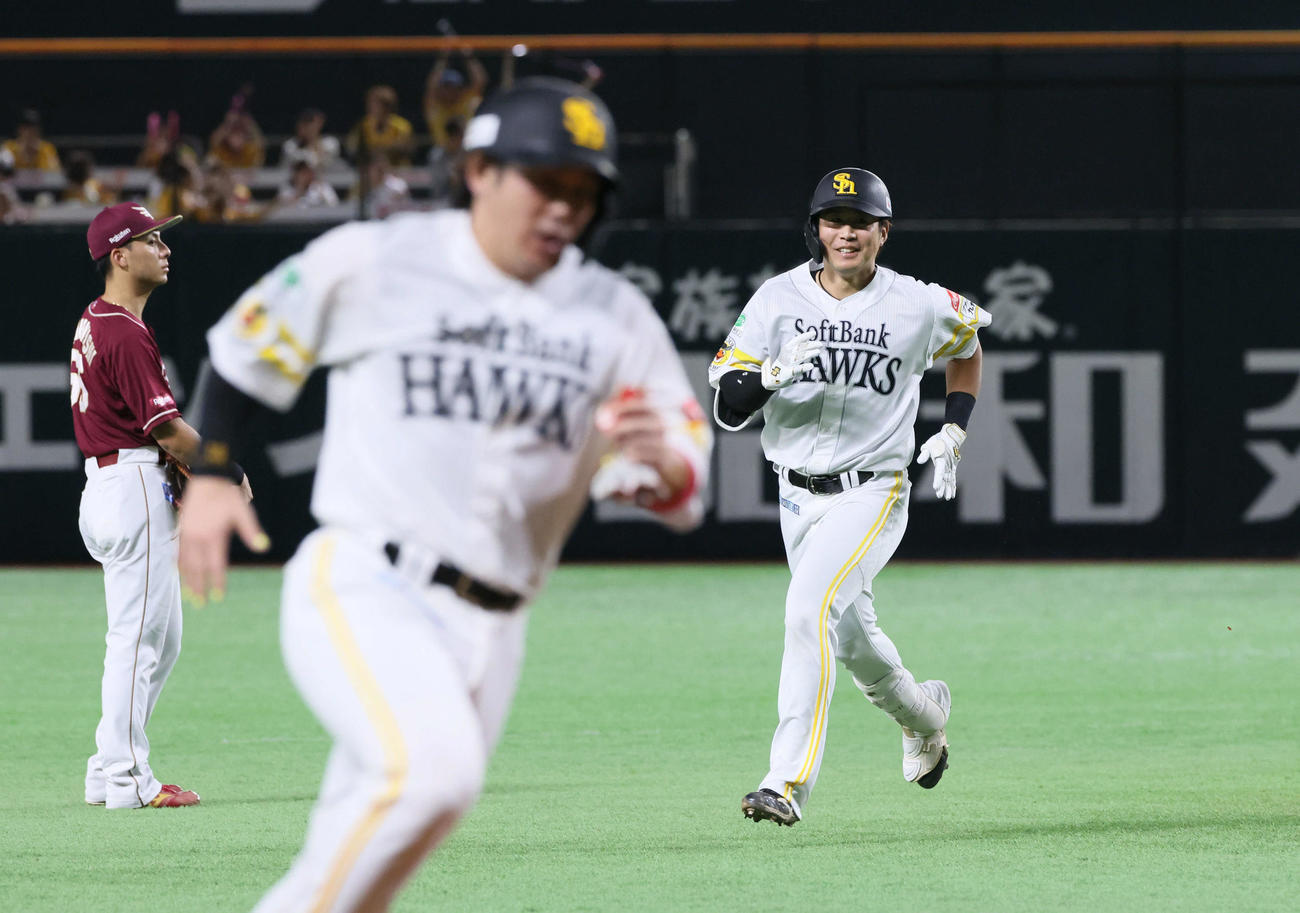 ソフトバンク対楽天　2回裏ソフトバンク1死一塁、川村は右越え2点本塁打を放つ（撮影・加藤孝規）
