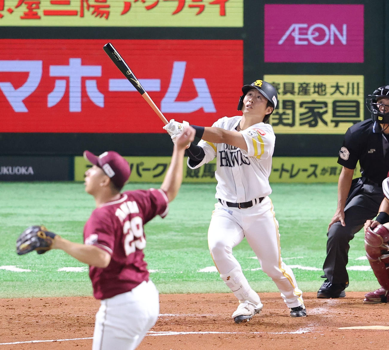 ソフトバンク対楽天　2回裏ソフトバンク1死一塁、川村は右越えに2点本塁打を放つ（撮影・梅根麻紀）