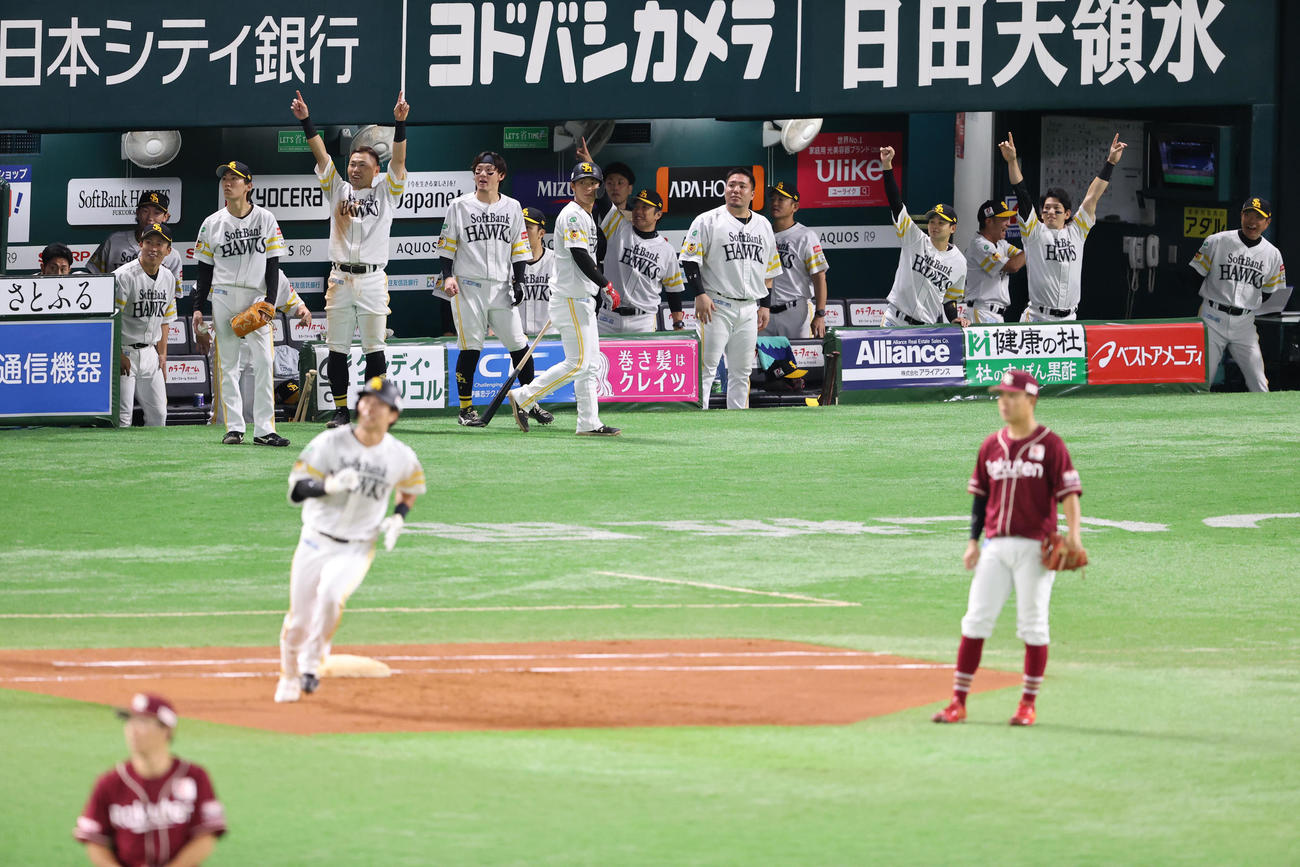ソフトバンク対楽天　2回裏ソフトバンク1死一塁、川村の右越え2点本塁打で盛り上がるナイン（撮影・梅根麻紀）