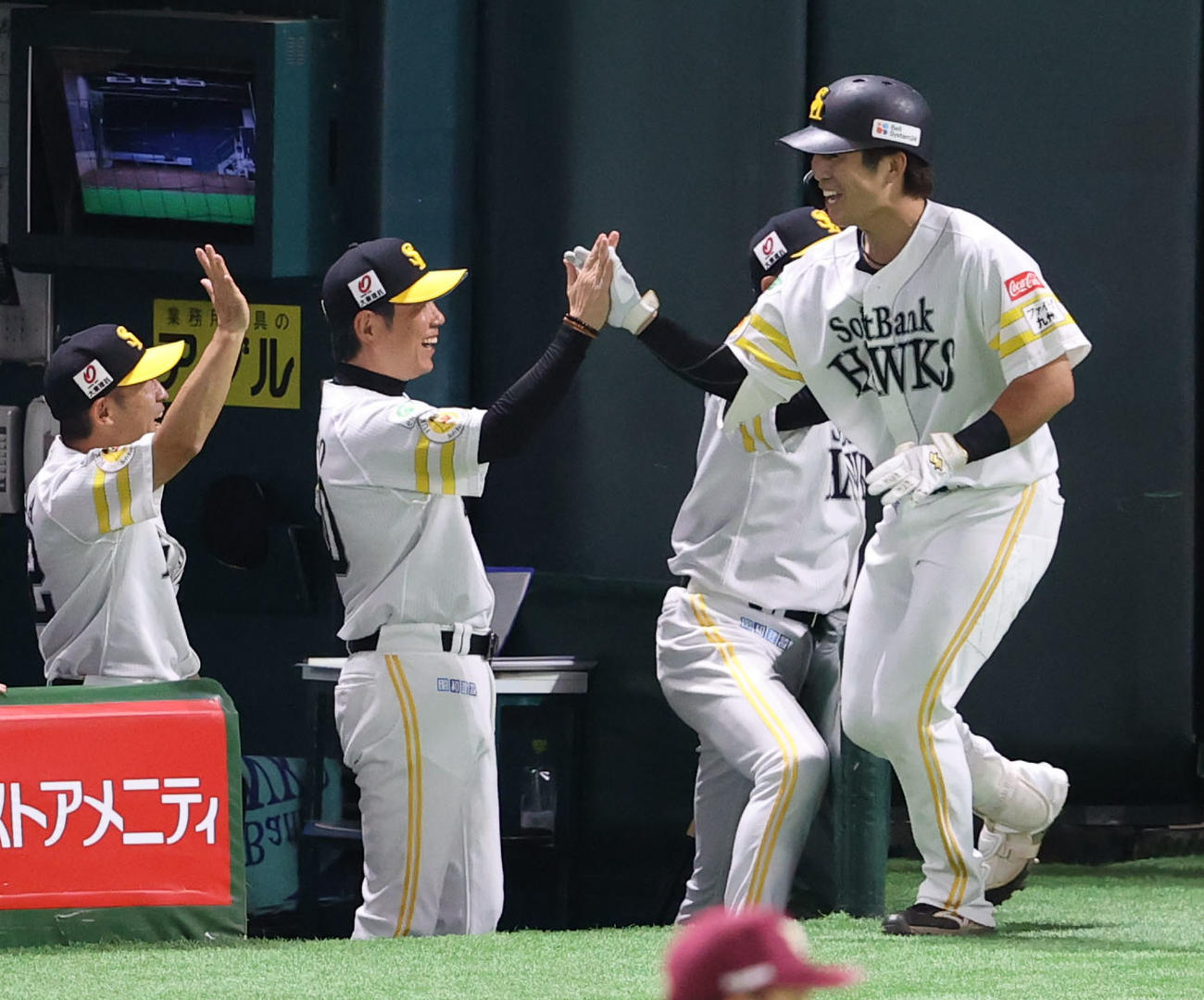 ソフトバンク対楽天　2回裏ソフトバンク1死一塁、川村は右越え2点本塁打を放ち小久保監督に迎えられる（撮影・梅根麻紀）