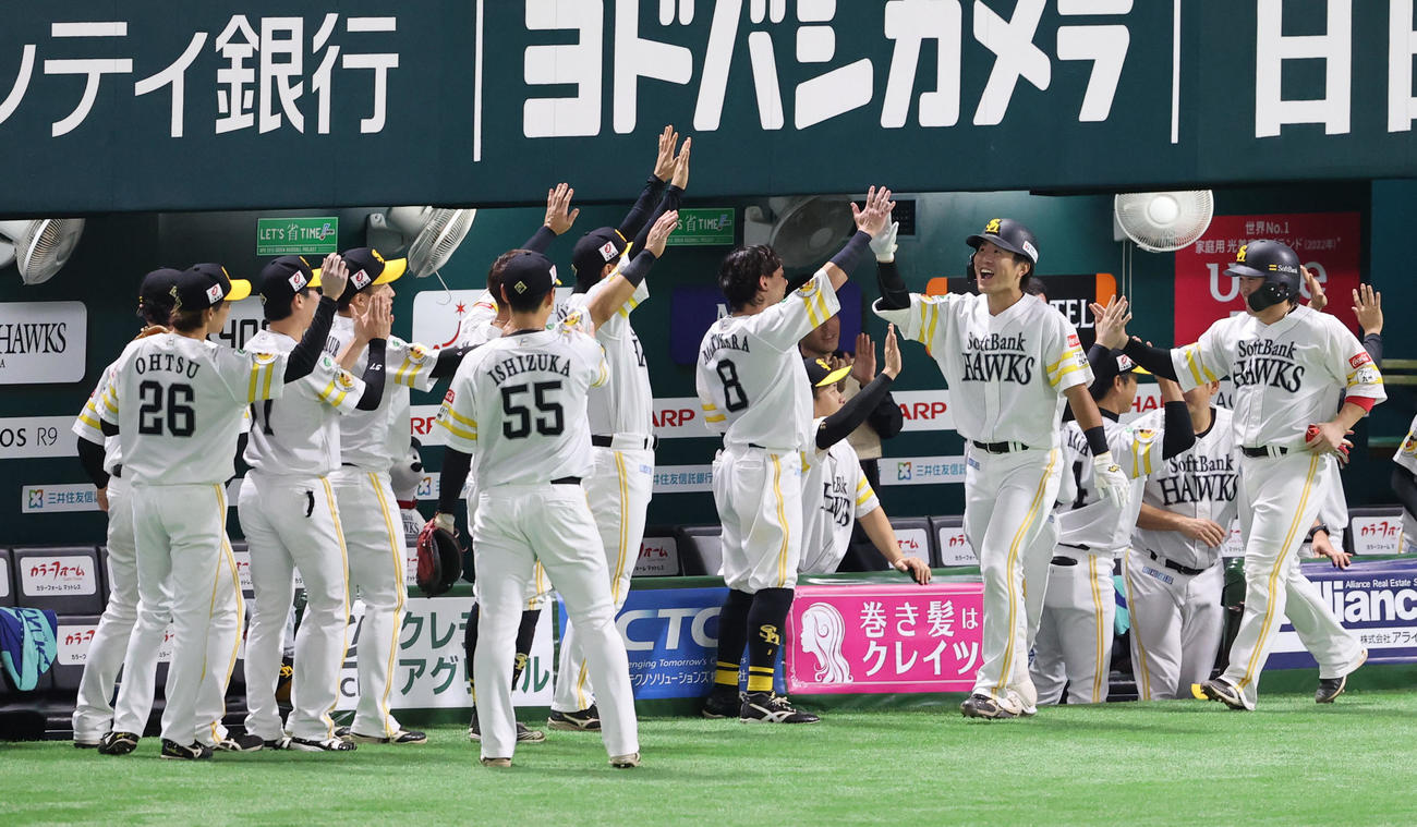 ソフトバンク対楽天　2回裏ソフトバンク1死一塁、川村は右越え2点本塁打を放ちベンチのナインとハイタッチ（撮影・梅根麻紀）