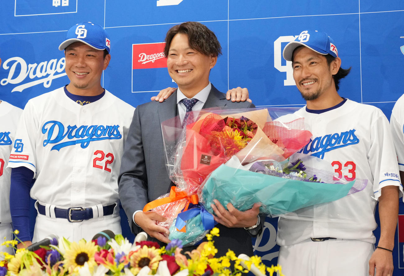 会見を終え記念撮影に納まる（左から）大野、田島、祖父江（撮影・森本幸一）