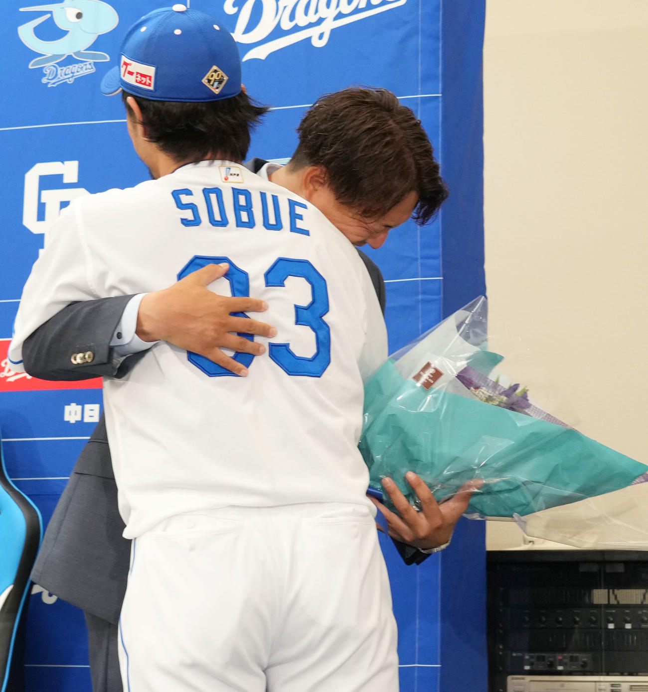 祖父江から花束を受け取る田島（右）（撮影・森本幸一）