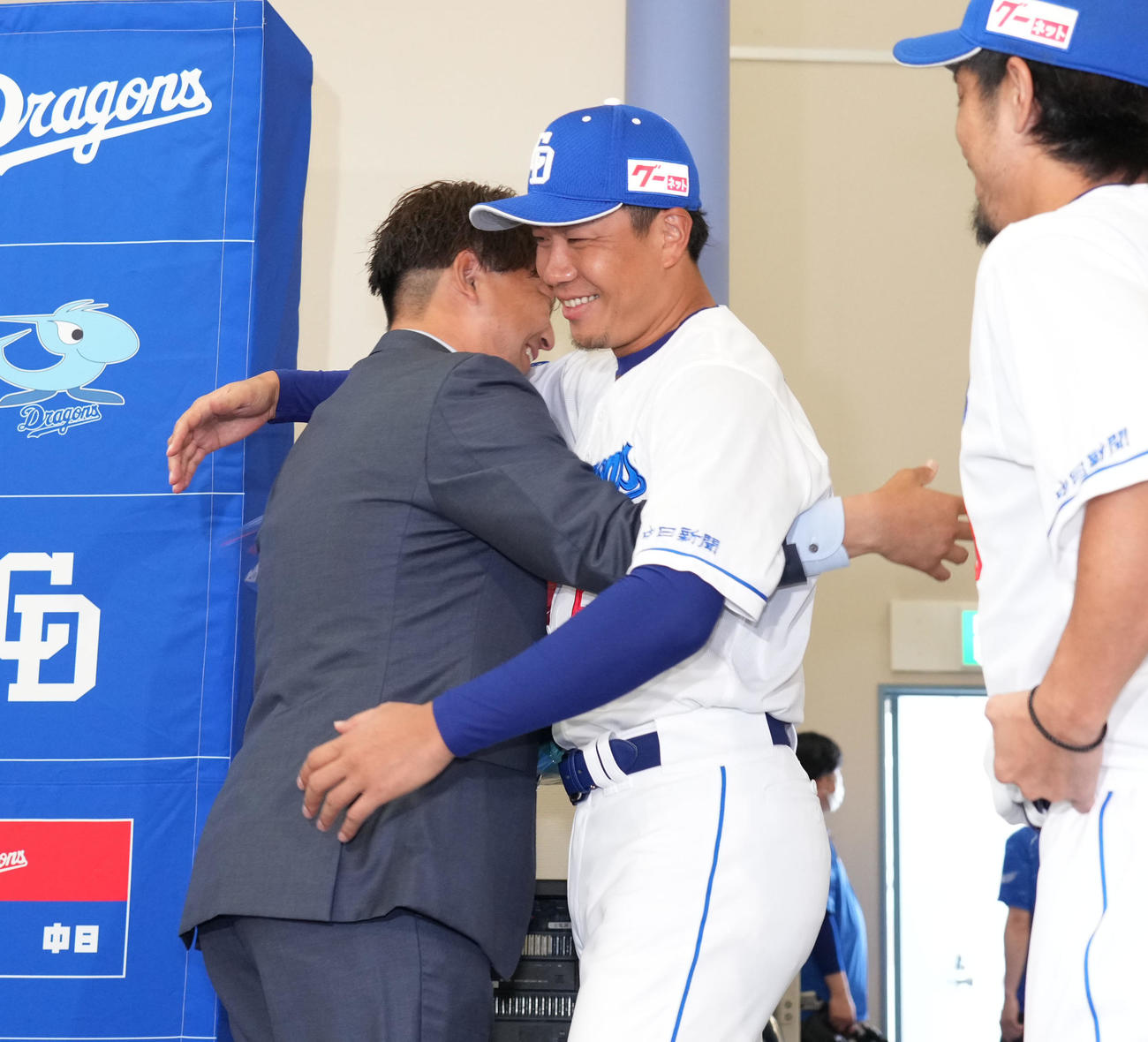 大野から花束を受け取りハグを交わす田島（左）（撮影・森本幸一）