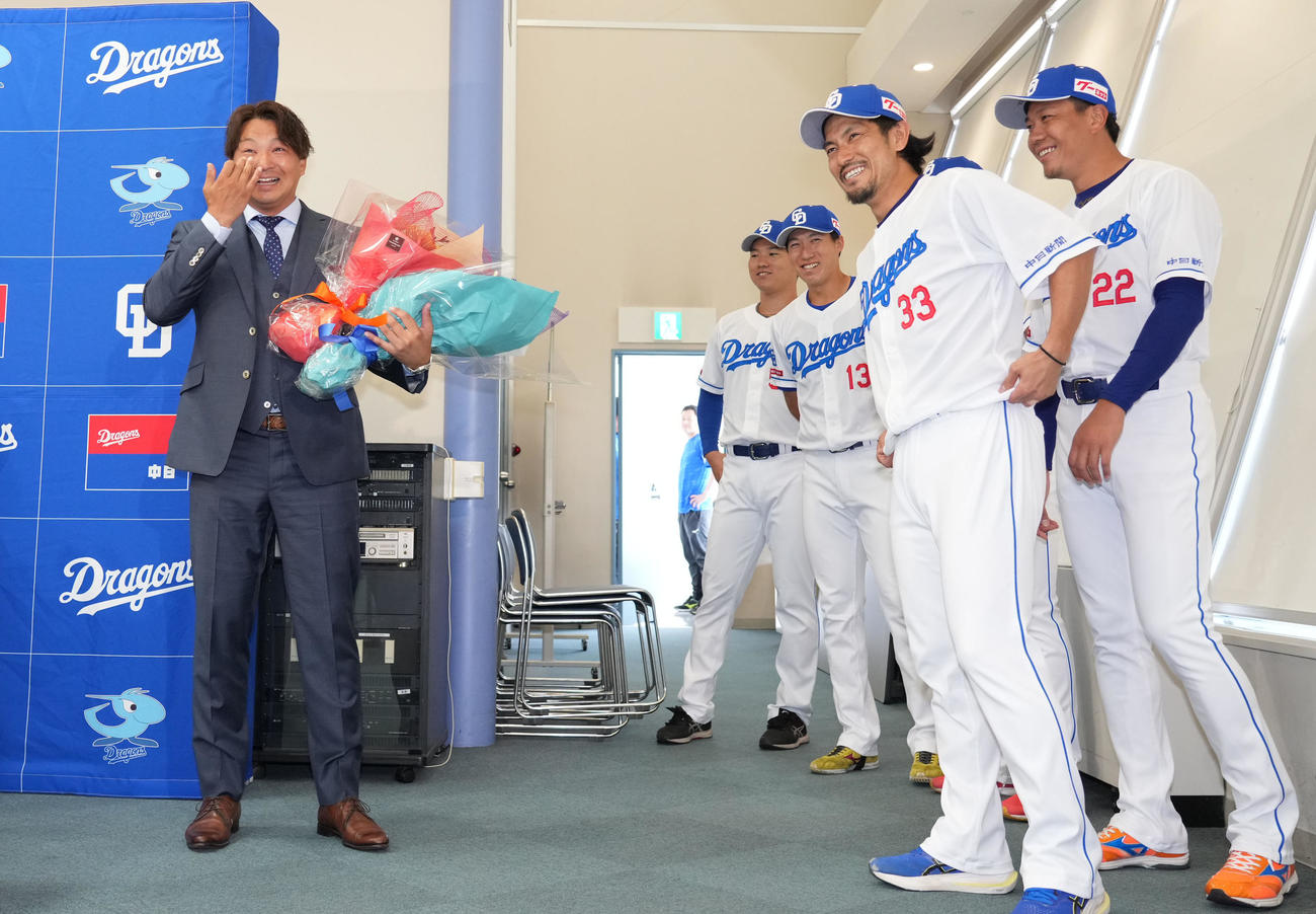 祖父江、大野らから花束を受け取り涙を拭う田島（左）（撮影・森本幸一）