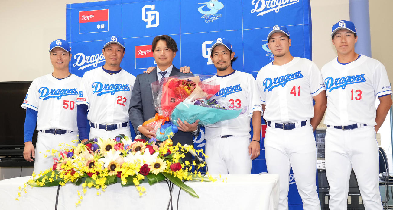 会見を終え記念撮影に納まる（左から）清水、大野、田島、祖父江、勝野、橋本（撮影・森本幸一）