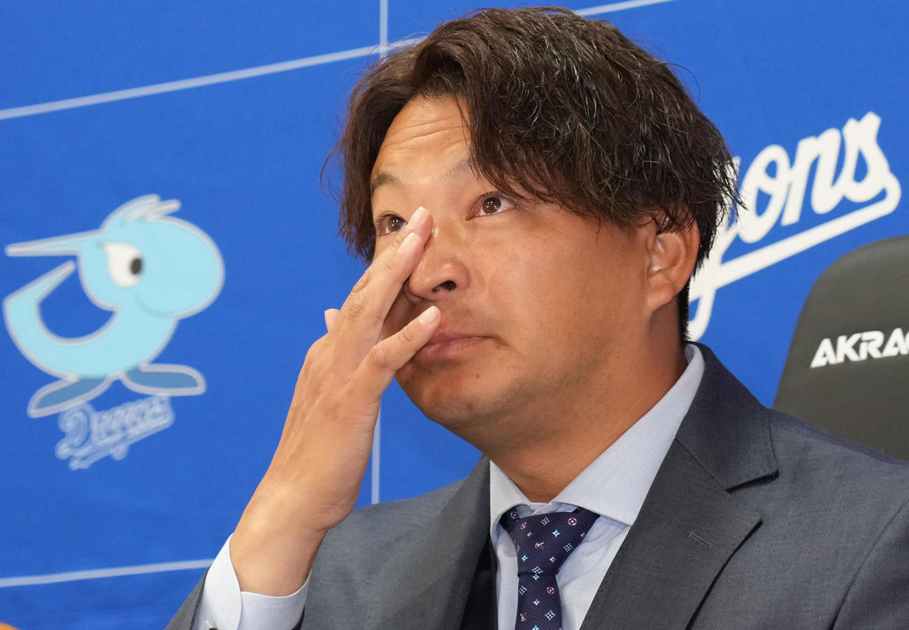 時折涙を浮かべながら会見する田島（撮影・森本幸一）