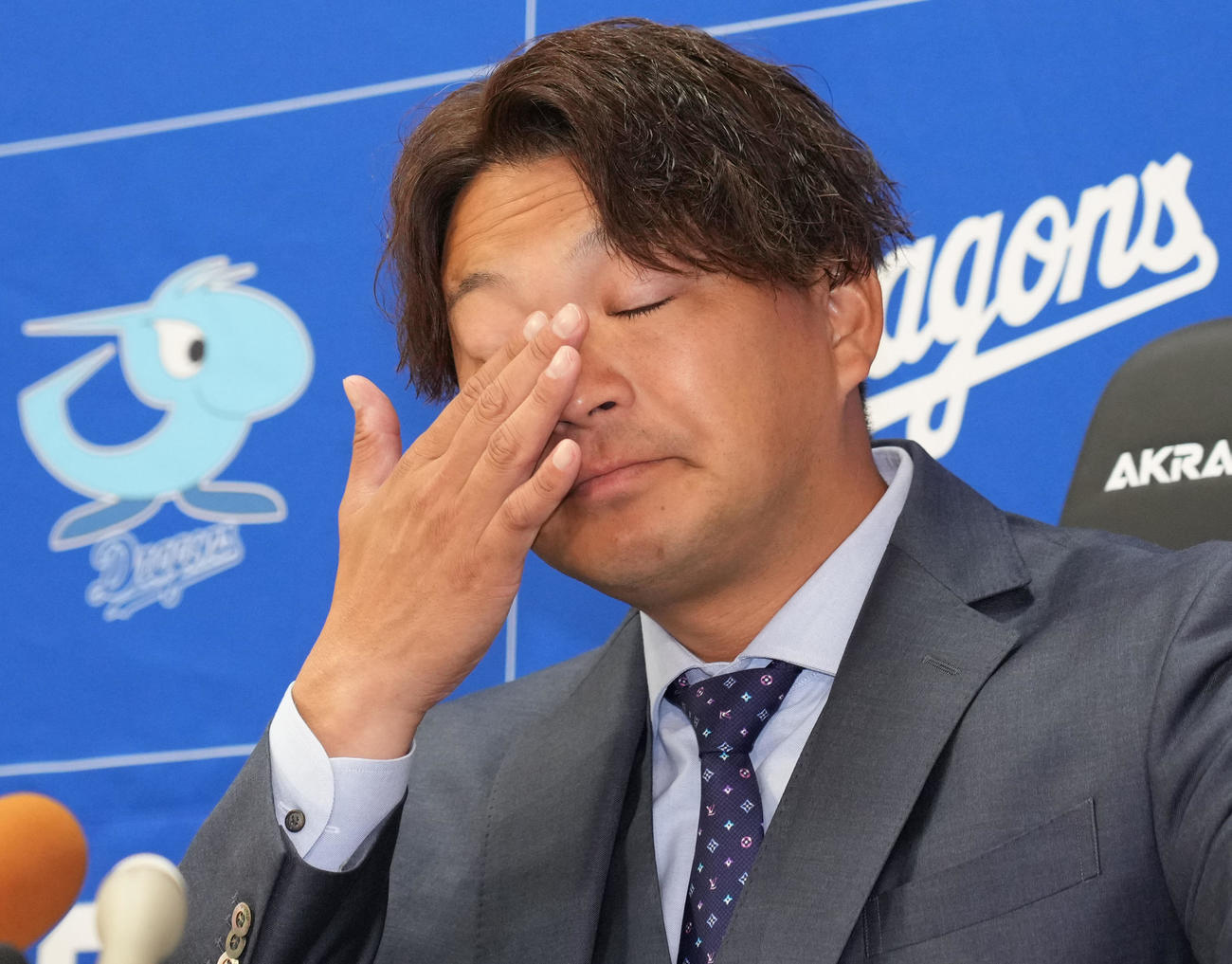 時折涙を浮かべながら会見する田島（撮影・森本幸一）