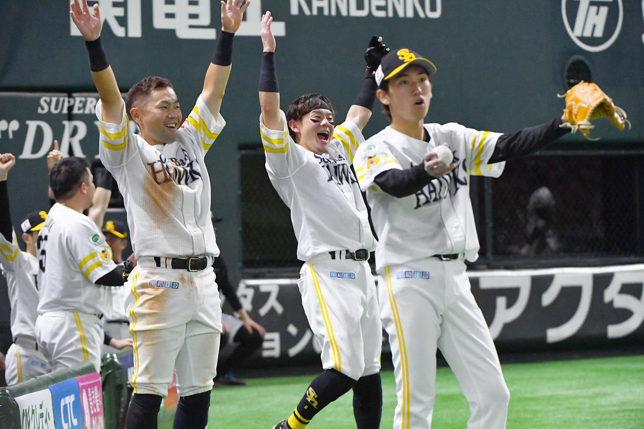 ソフトバンク対楽天　2回裏ソフトバンク1死一塁、川村がプロ初となる右越え2点本塁打を放ち、ベンチ前で歓喜する、左から中村晃、牧原大、大津（撮影・岩下翔太）