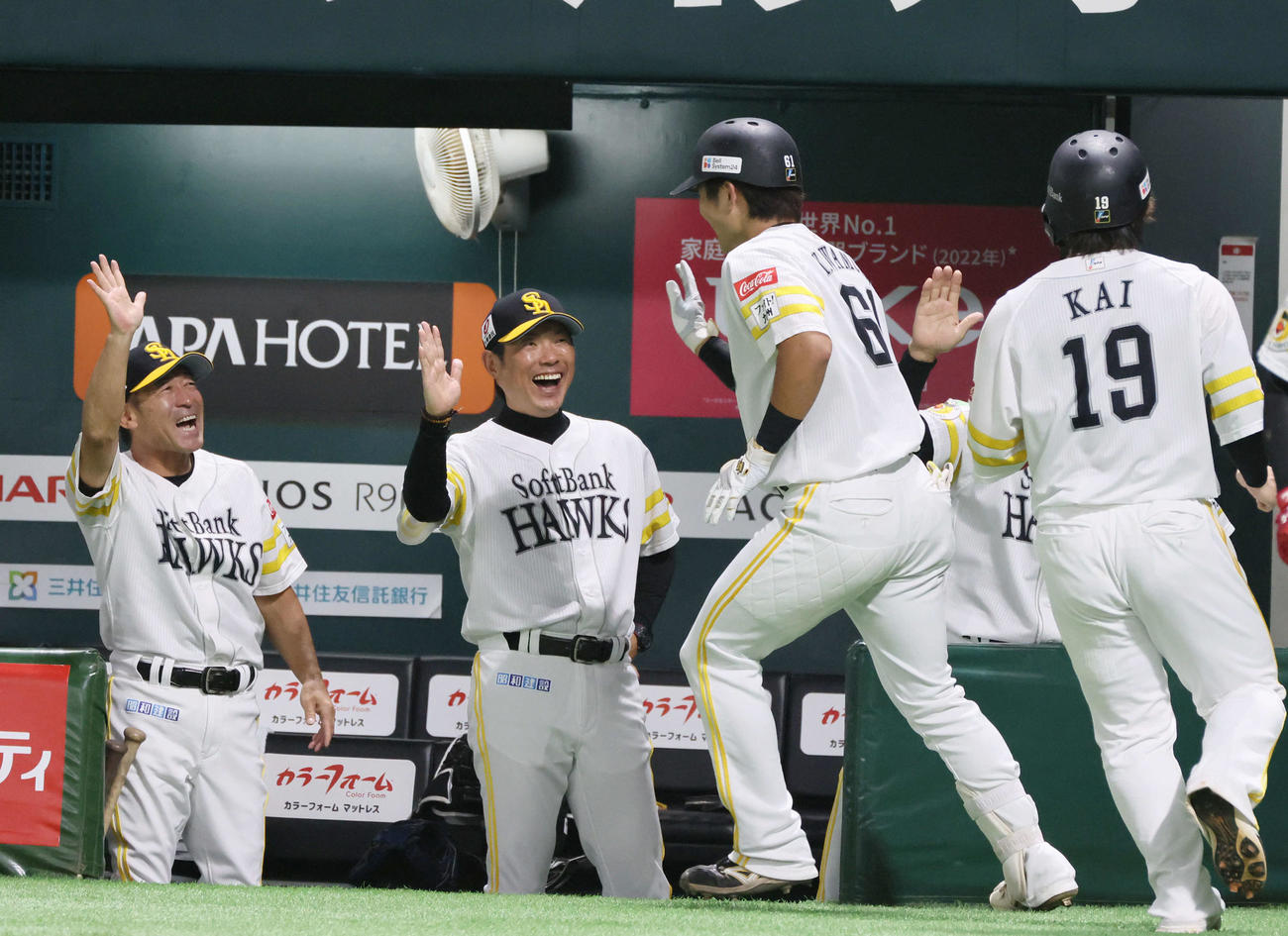ソフトバンク対楽天　2回裏ソフトバンク1死一塁、右越え2点本塁打を放った川村を迎える小久保監督（左から2人目）（撮影・加藤孝規）