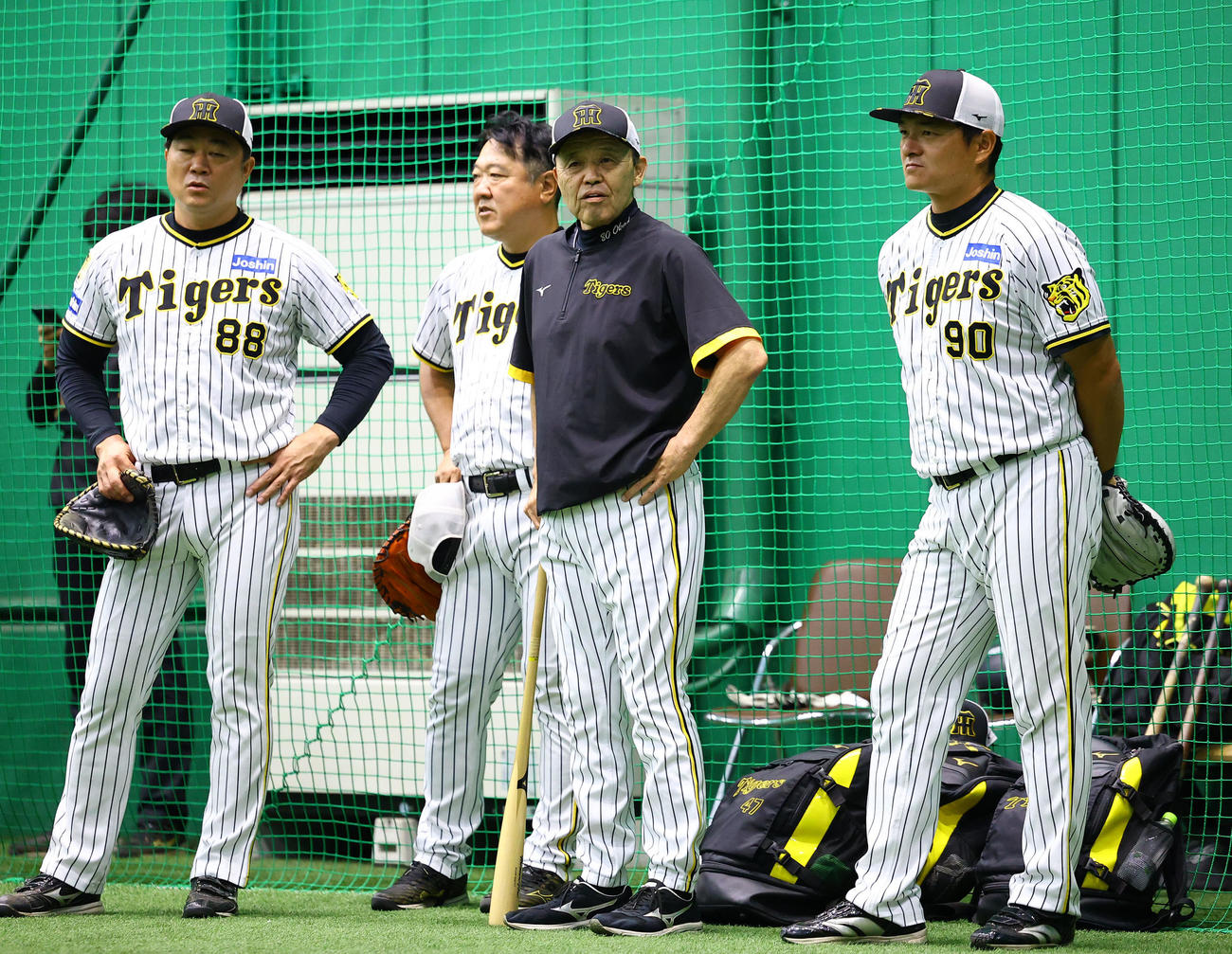 阪神対巨人　投手コーチらと話をする阪神岡田監督（右から2人目）（撮影・藤尾明華）