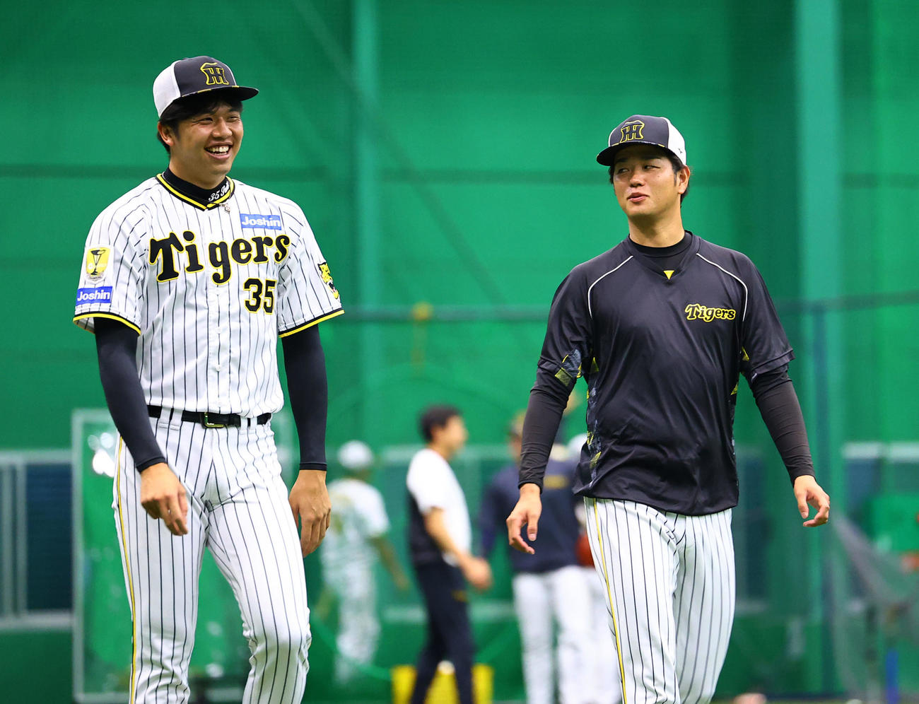 阪神対巨人　言葉を交わす阪神才木（左）と高橋（撮影・藤尾明華）